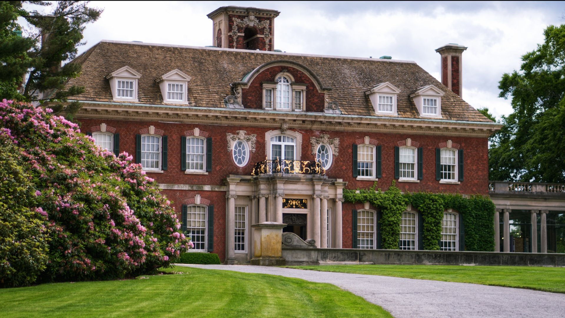 File:A Wide Establishing Shot of the Westbury House at Old Westbury Gardens.jpg