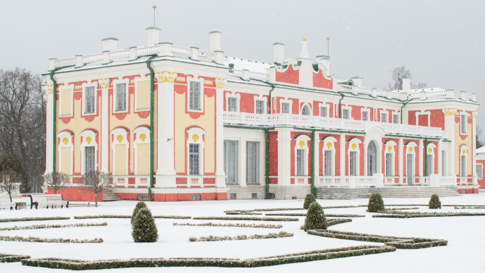 File:Kadrioru loss talvel 2013.jpg