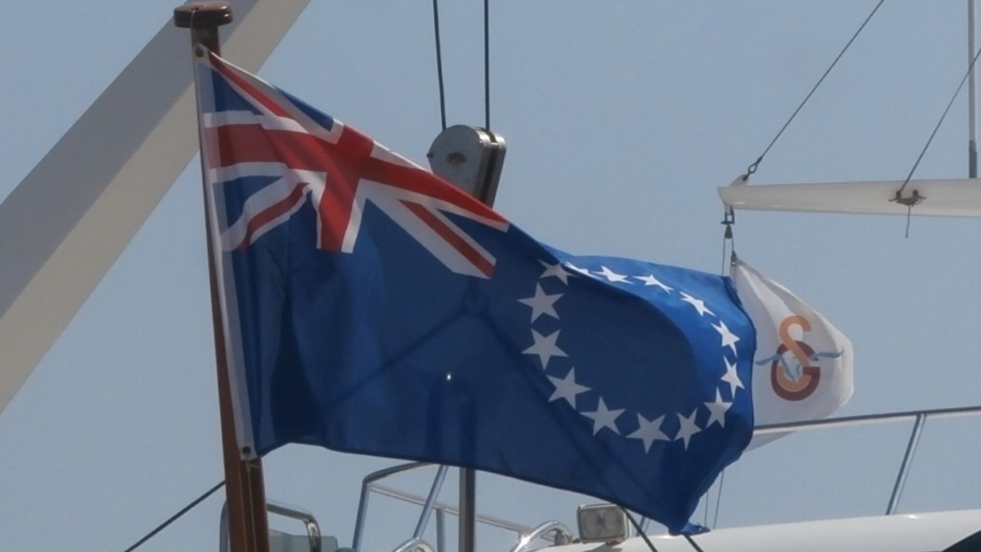 File:Ma Biche Blue Ensign like Flag of the Cook Islands Port of Rhodes 20 August 2018.jpg