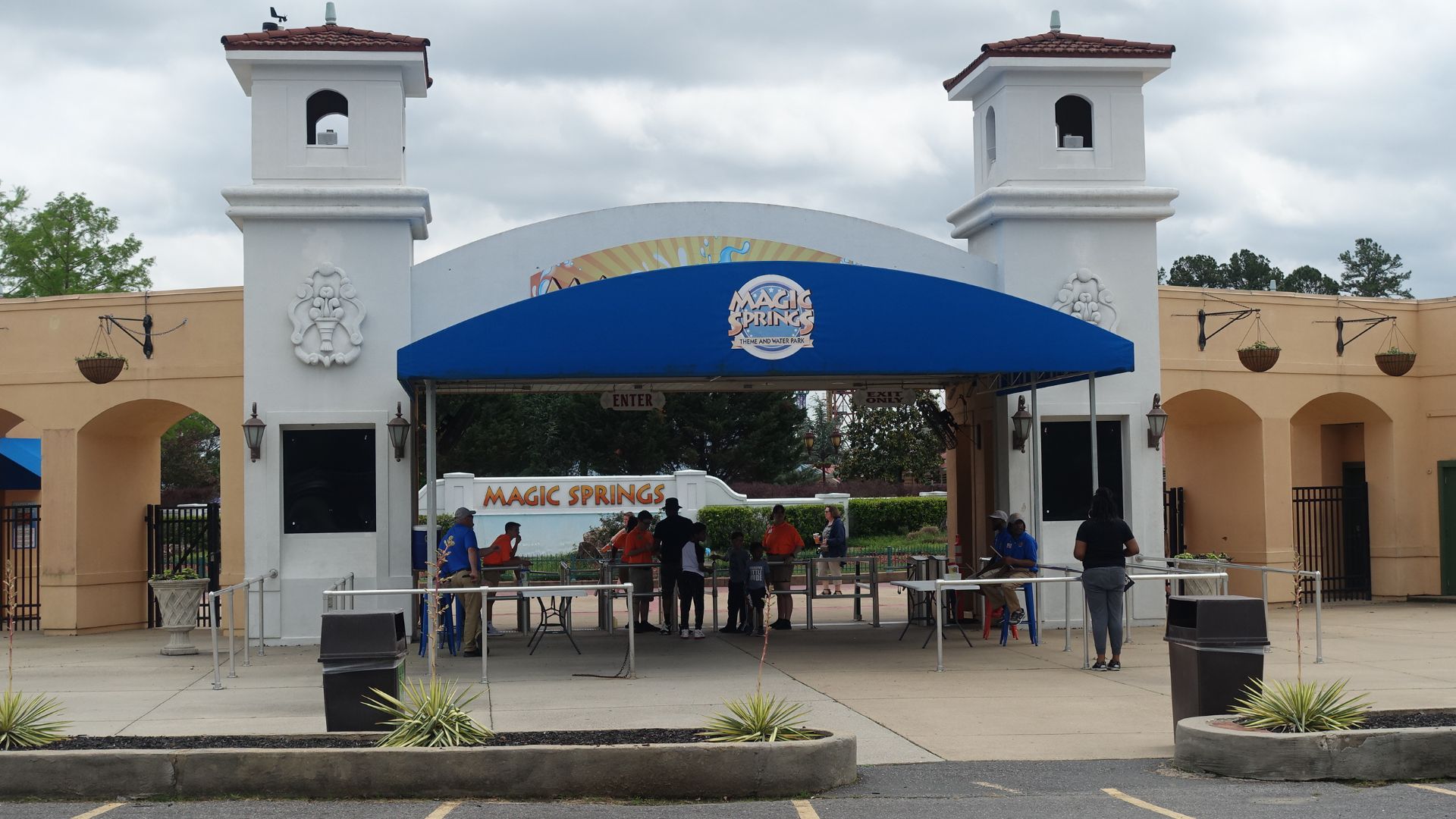 File:Magic Springs Theme Park entrance (1) - Jeremy Thompson.jpg