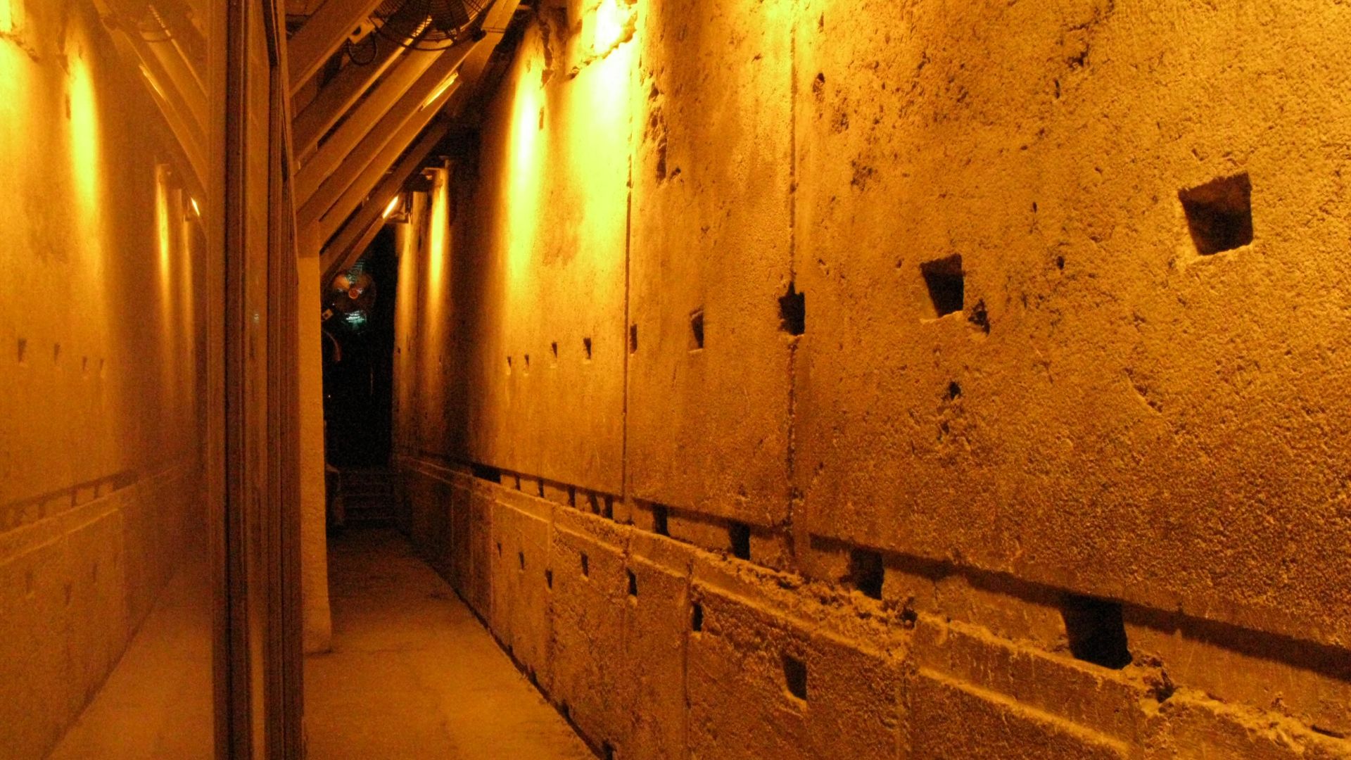 File:Western Wall Tunnel 9555.JPG