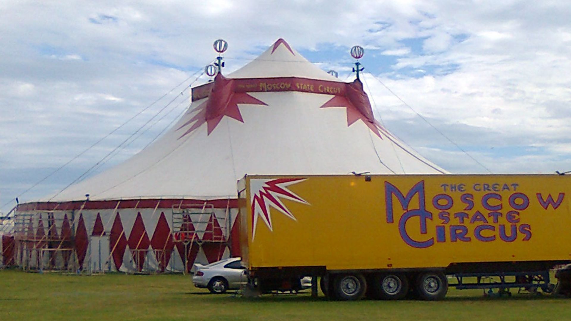File:Moscow State Circus Big Top - UK 2012.png