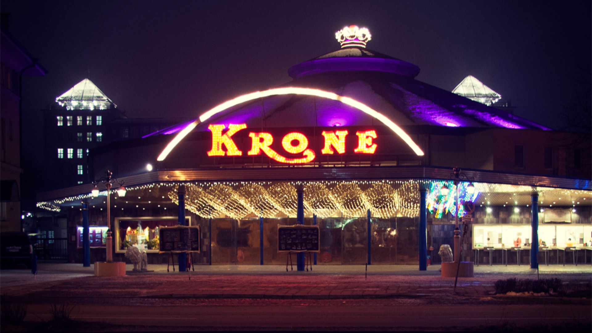 File:Kronebau night.jpg