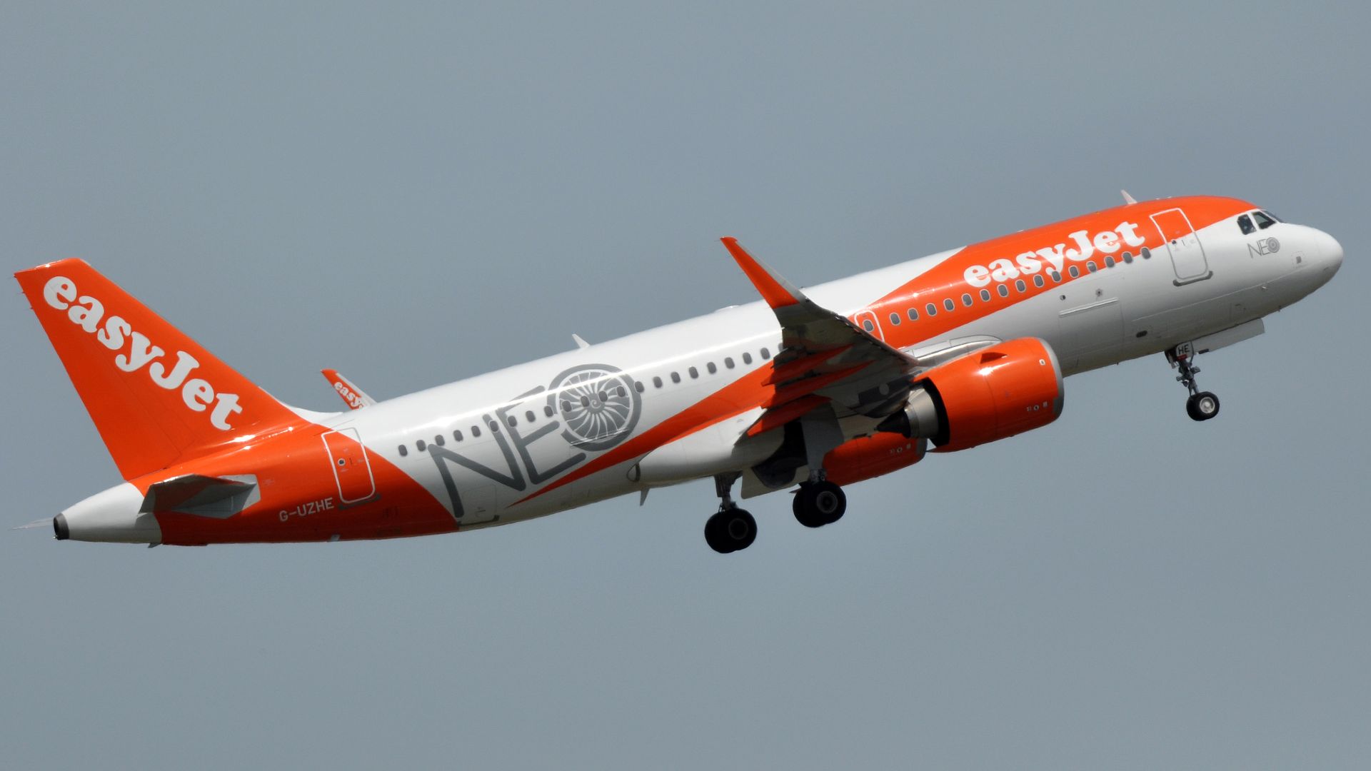 File:EasyJet G-UZHE Airbus A320neo at CDG.jpg