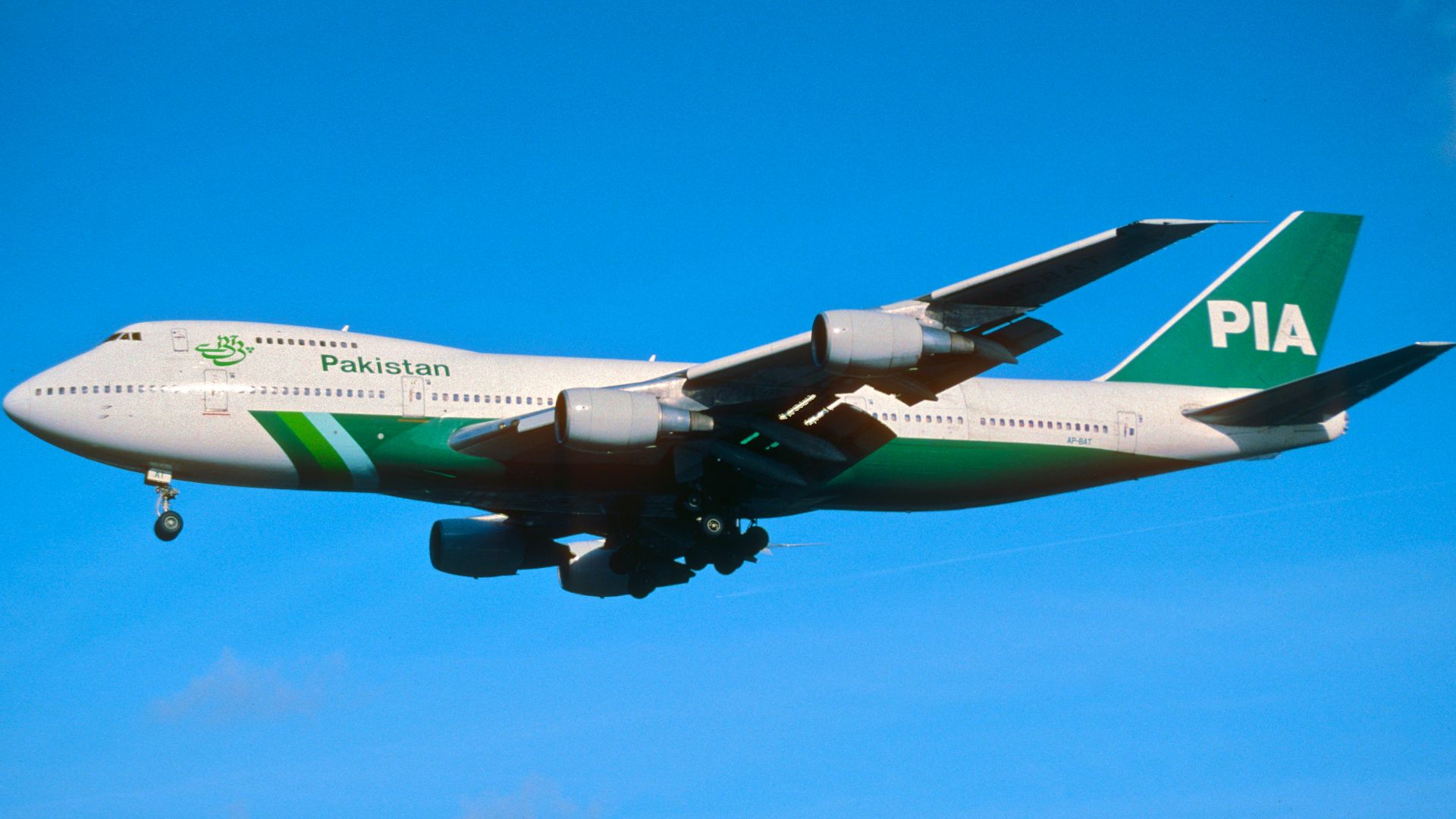 File:158dv - PIA Pakistan International Airlines Boeing 747-200 (M), AP-BAT@LHR,27.10.2001 - Flickr - Aero Icarus.jpg