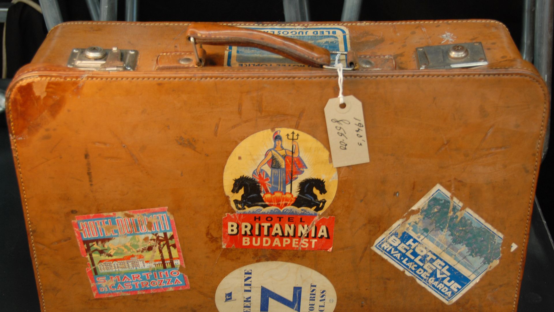 File:Suitcase with luggage labels (178491614).jpg