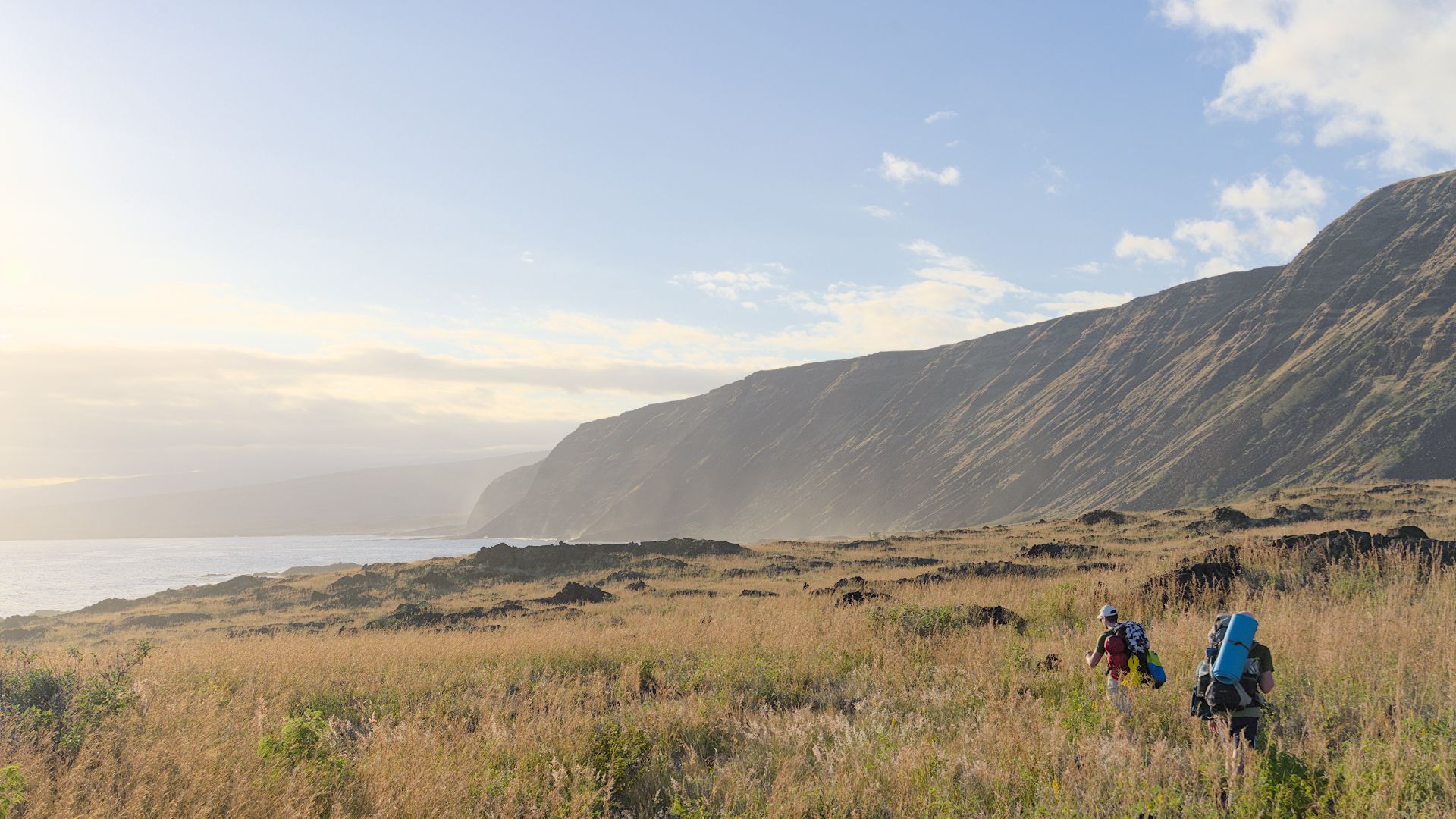 File:Trekkers heading West towards Halapē in Hawaiʻi Volcanoes National Park (DSC08997).jpg