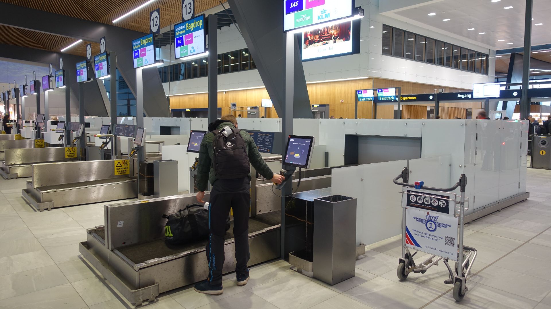 File:Bag drop self service Luggage check-in Baggage registration Conveyor belt (selvbetjent bagasjeinnlevering innsjekking automat rullebånd) Avinor SAS Norwegian Wideroe Bergen Airport Flesland, Norway 2019-11-29 DSC01309.jpg