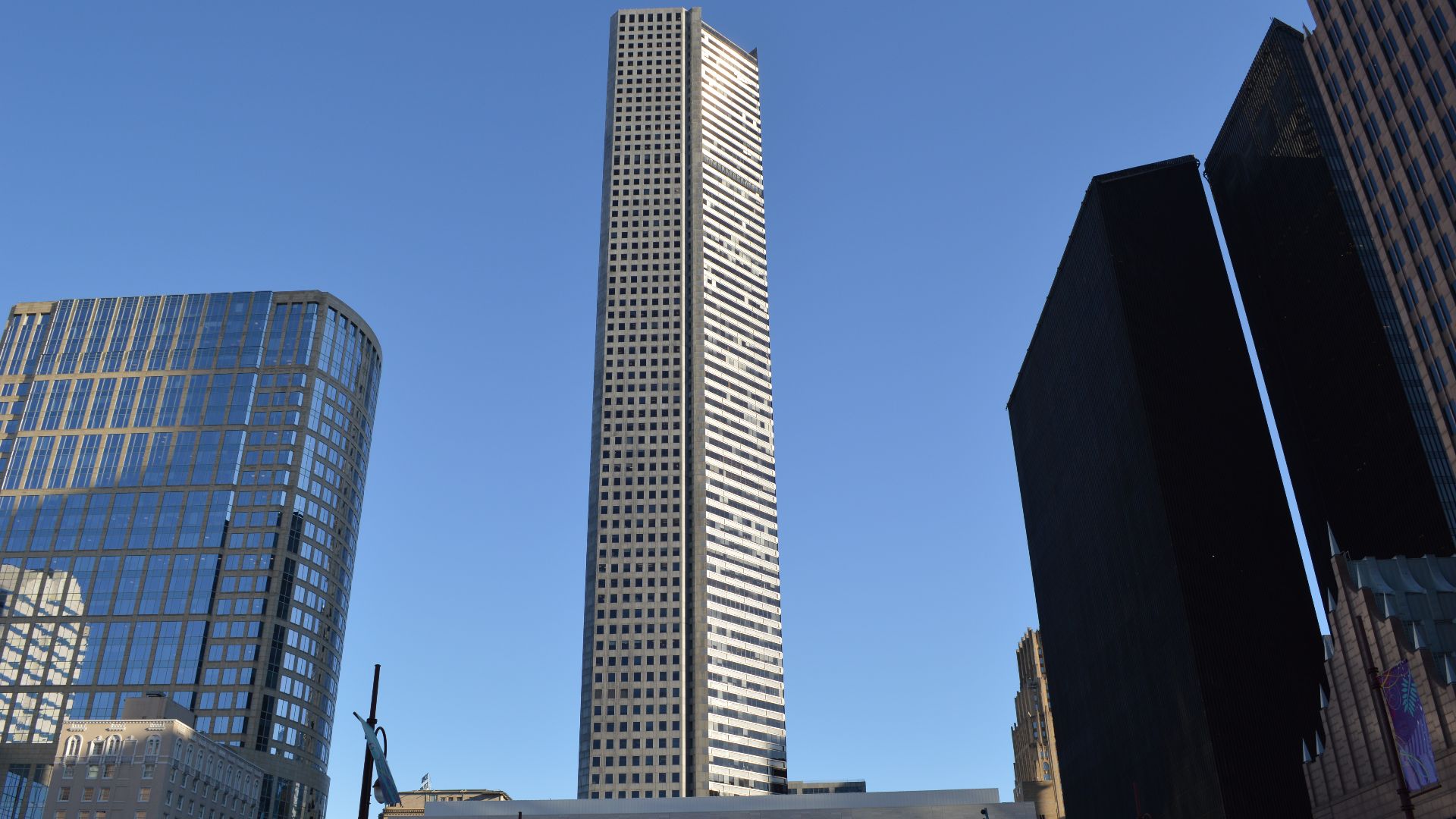 File:JP Morgan Chase Tower in Houston 2 - Dec 2013.JPG