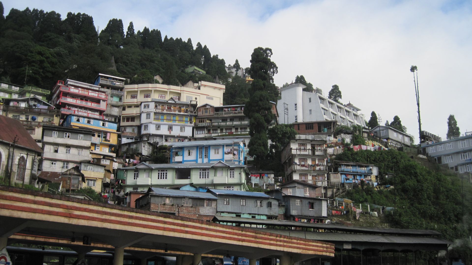 File:Darjeeling city from darjeeling station.JPG