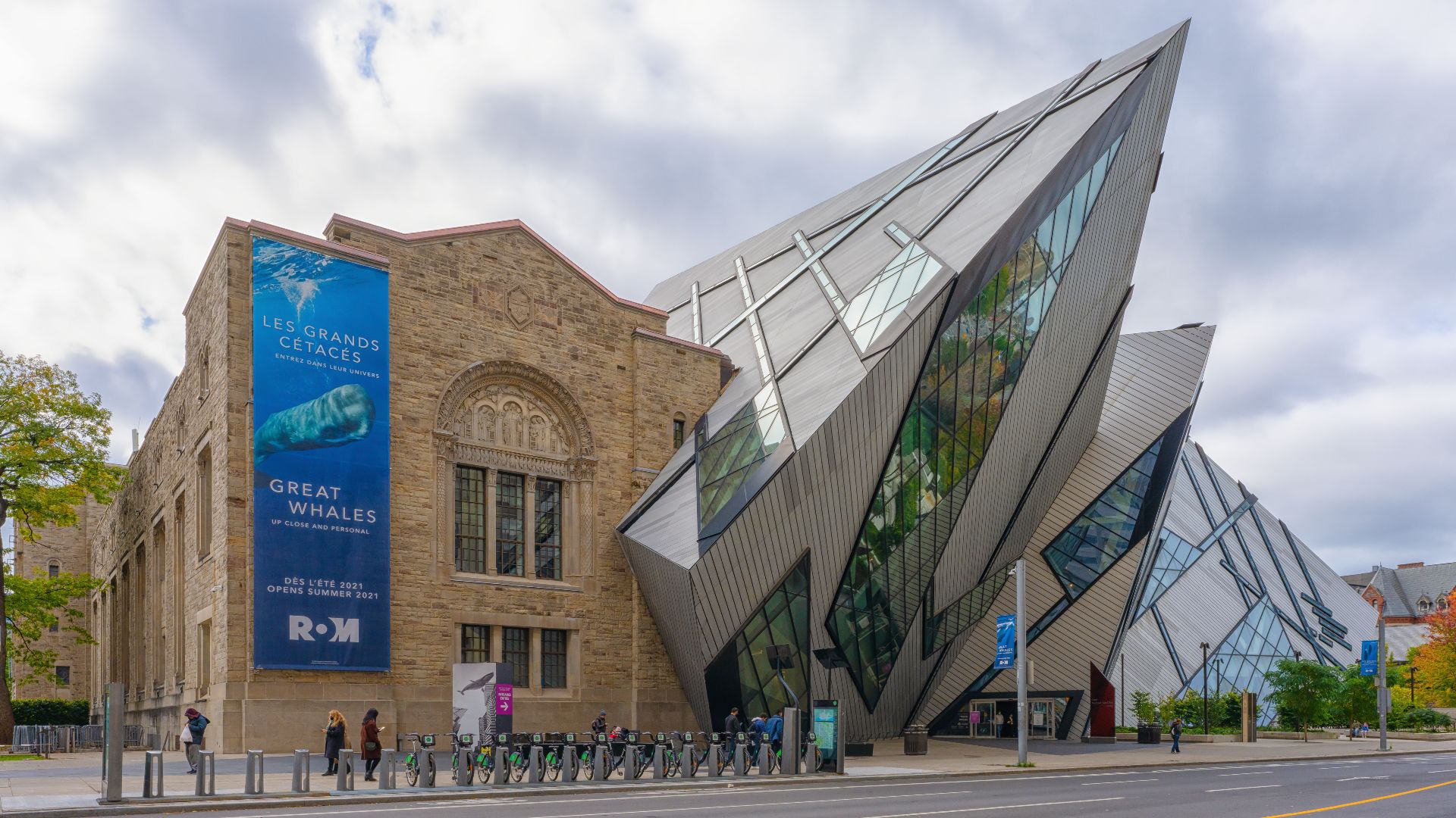 File:Royal Ontario Museum in Fall 2021.jpg