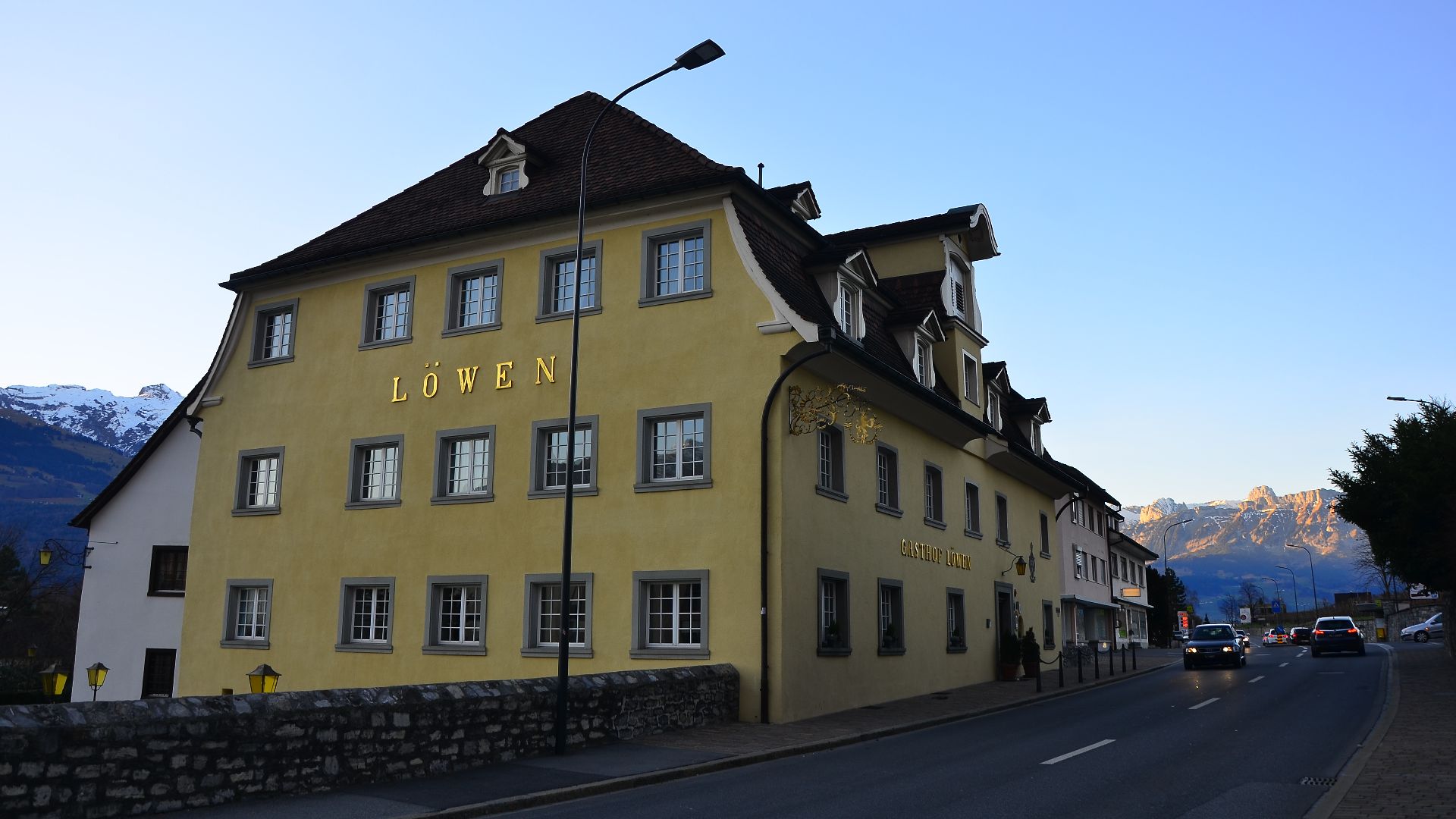 File:Hotel Gasthof Löwen, Vaduz.jpg