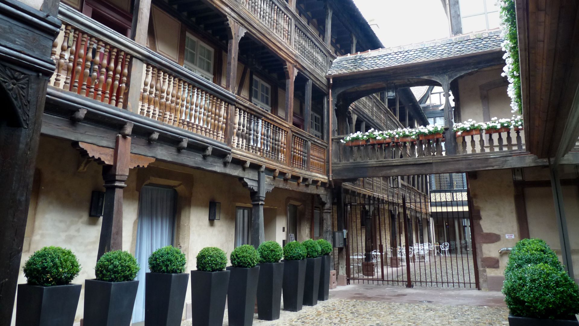 File:Cour du Corbeau-Strasbourg(1).jpg