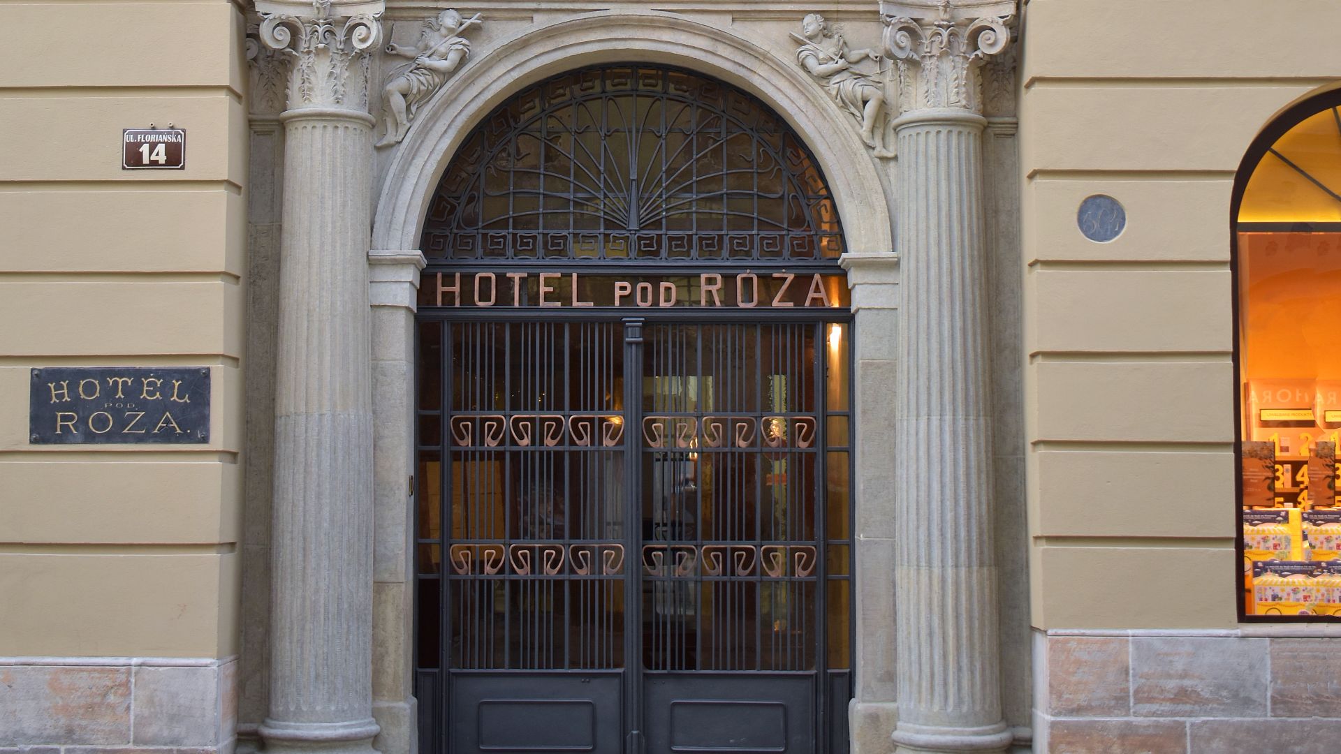 File:Pod Różą (Under Rose) Hotel, 14 Floriańska street, Old Town, Kraków, Poland.jpg