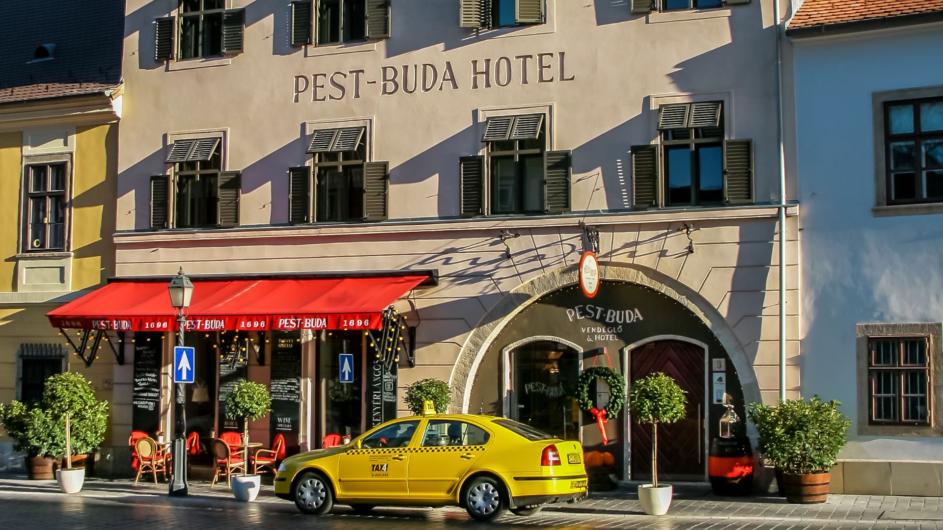 File:Budapest Pest-Buda Hotel (31253542261).jpg