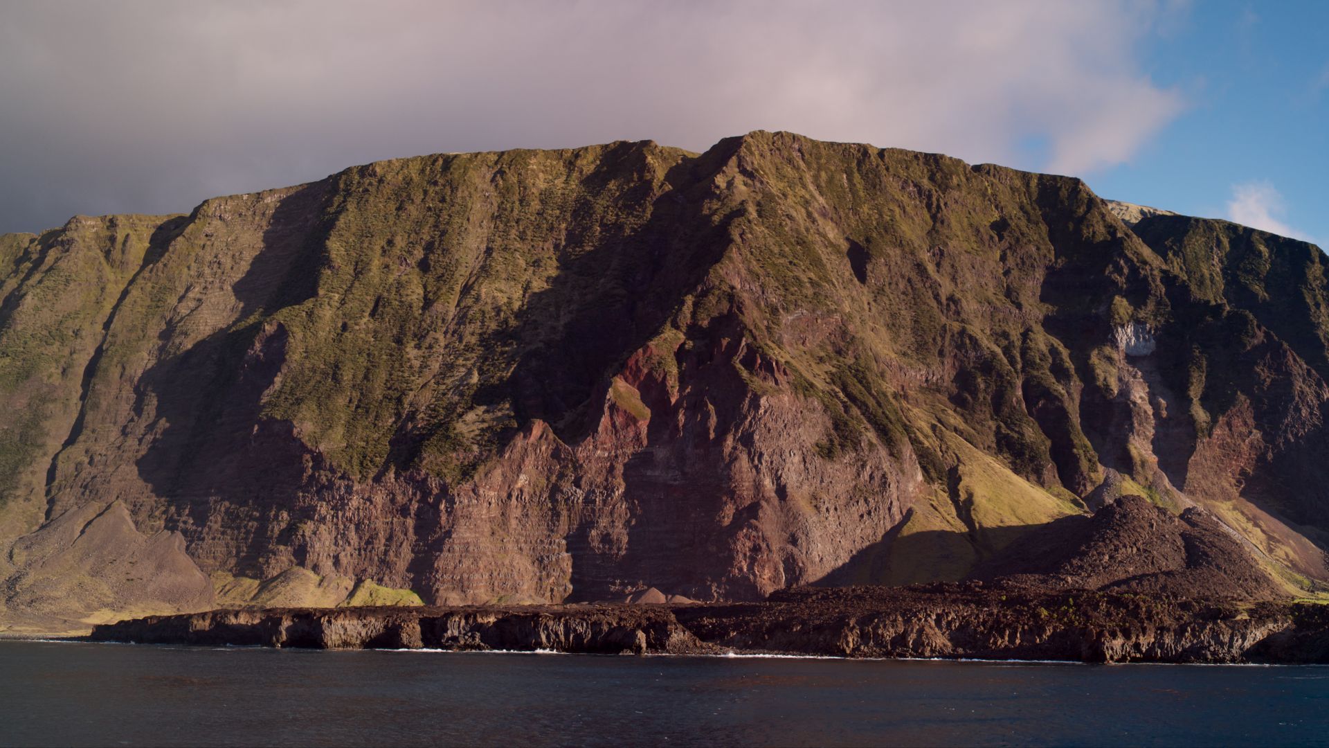 File:View on Tristan da Cunha.jpg