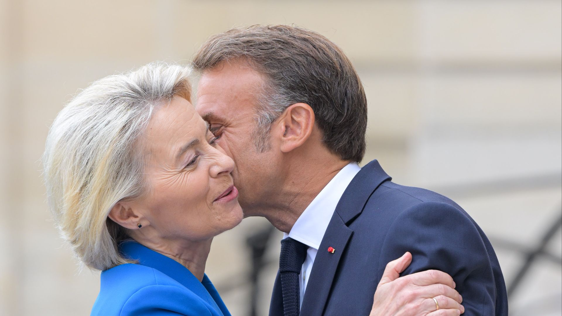 File:Emmanuel Macron welcomes Ursula von der Leyen for a Coalition of the Willing meeting in Paris, France - 2025 (1).jpg