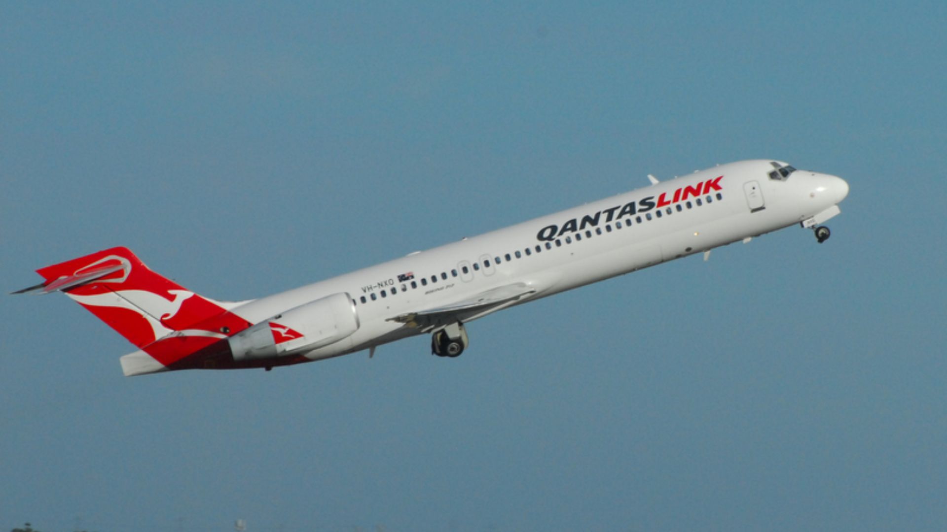 File:QantasLink B717-231 (VH-NXO) departing Perth Airport.jpg
