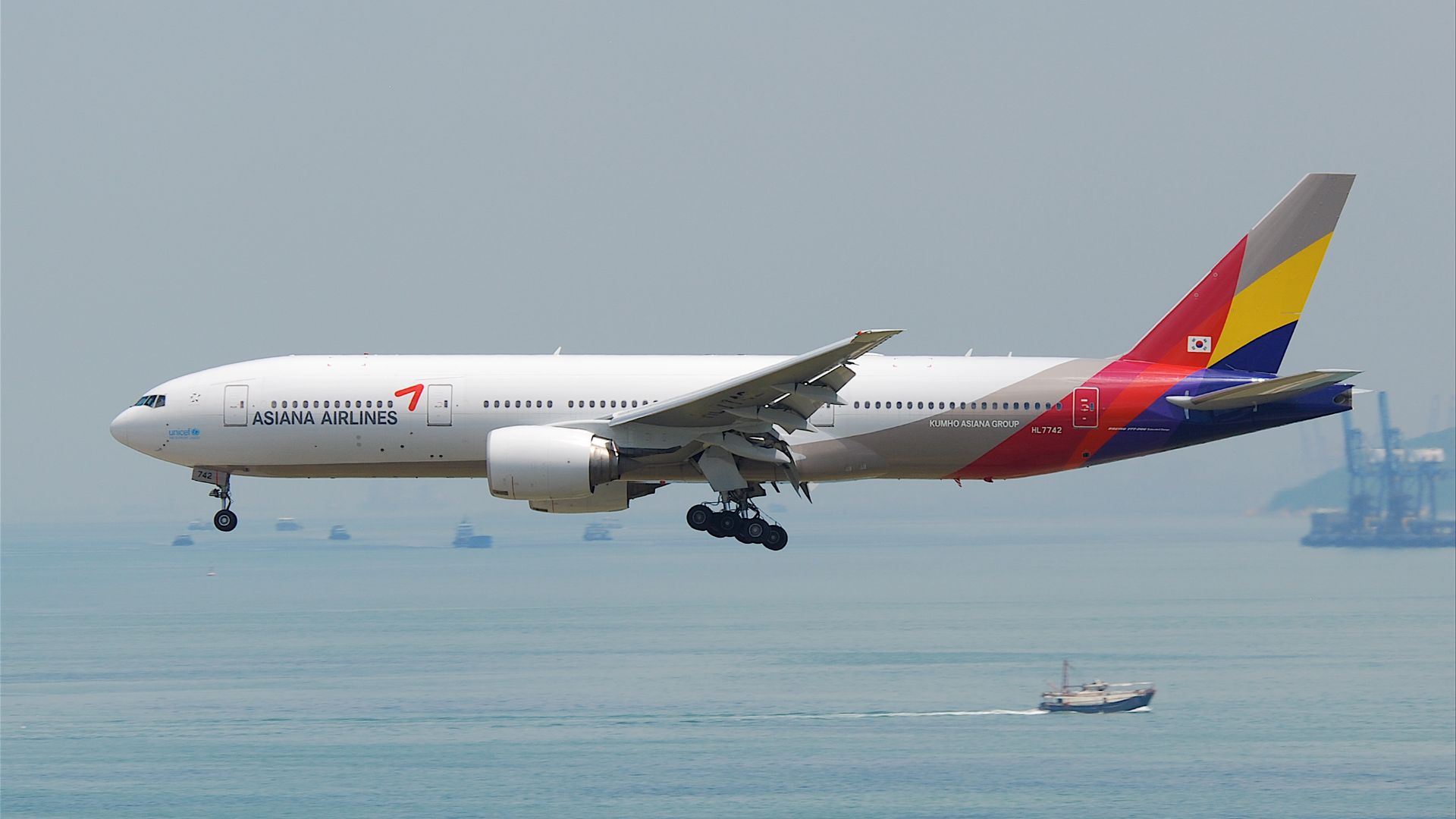 File:Asiana Airlines Boeing 777-200ER; HL7742@HKG;31.07.2011 614fz (6052589349).jpg