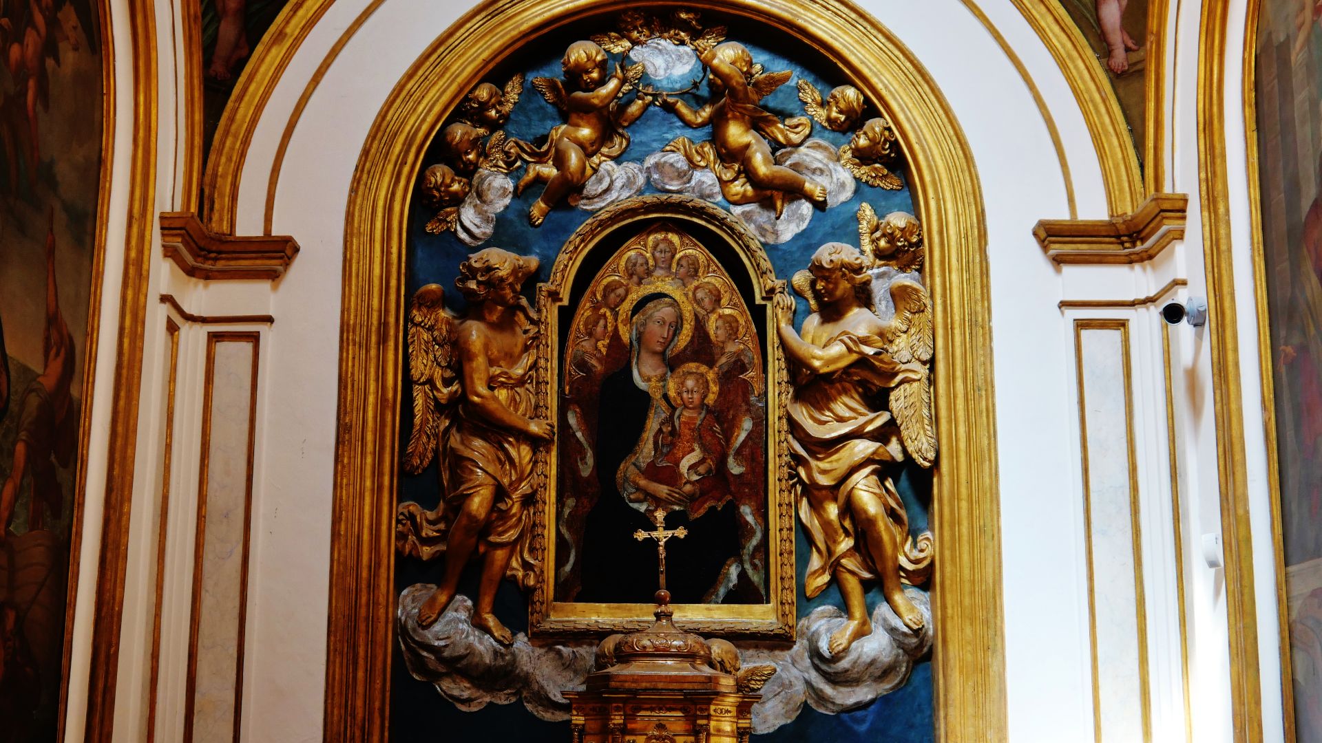 File:Siena Complesso di Santa Maria della Scala Interno Cappella di Madonna Altare 2.jpg