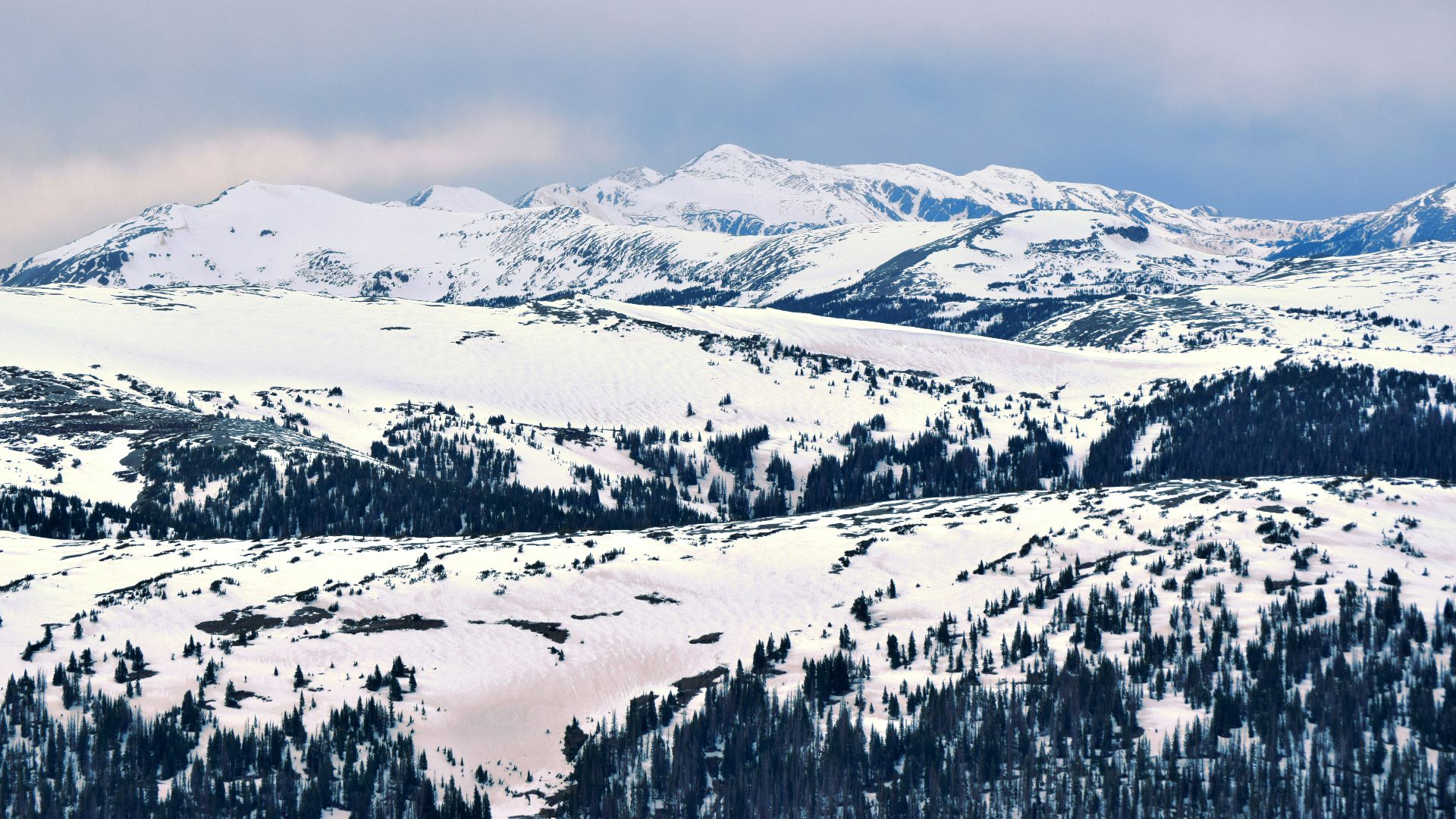 a snowy mountain range