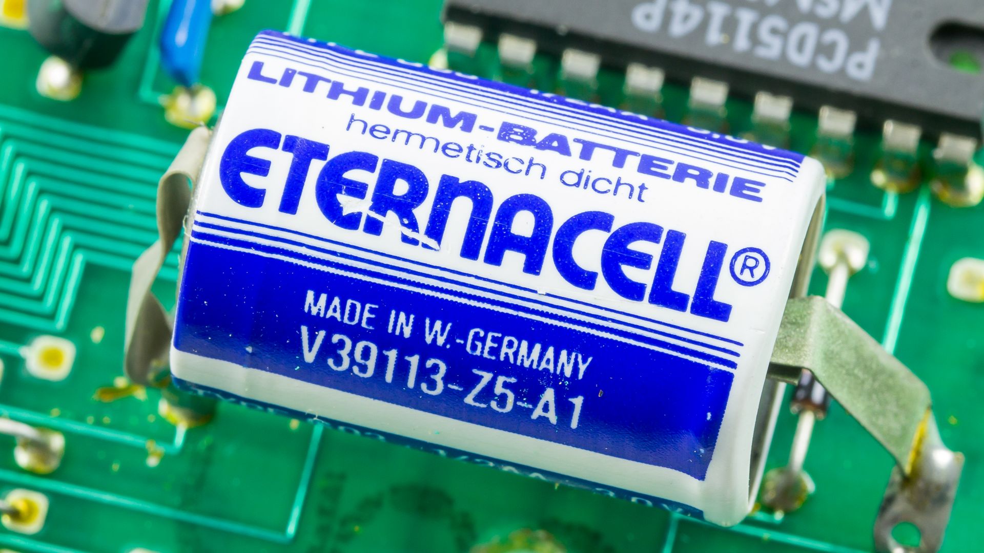 File:FeAp 92-1a - keyboad and display PCB - Eternacell Lithium battery G03-8634.jpg