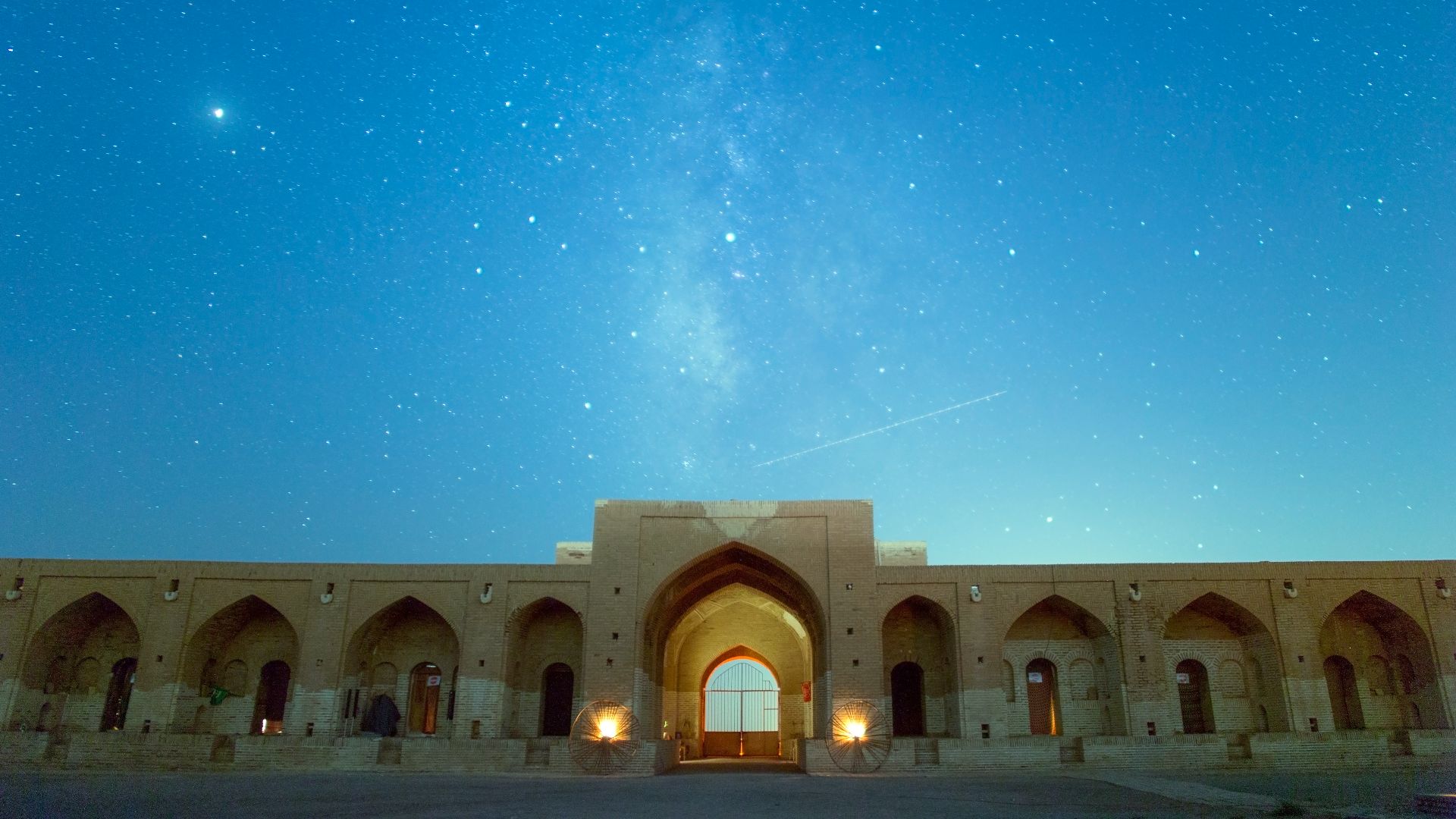 File:کاروانسرای دیرگچین بزرگترین کاروانسرای خشتی گچی ایران - نورپردازی با فانوس - عکاسی در شب 09.jpg