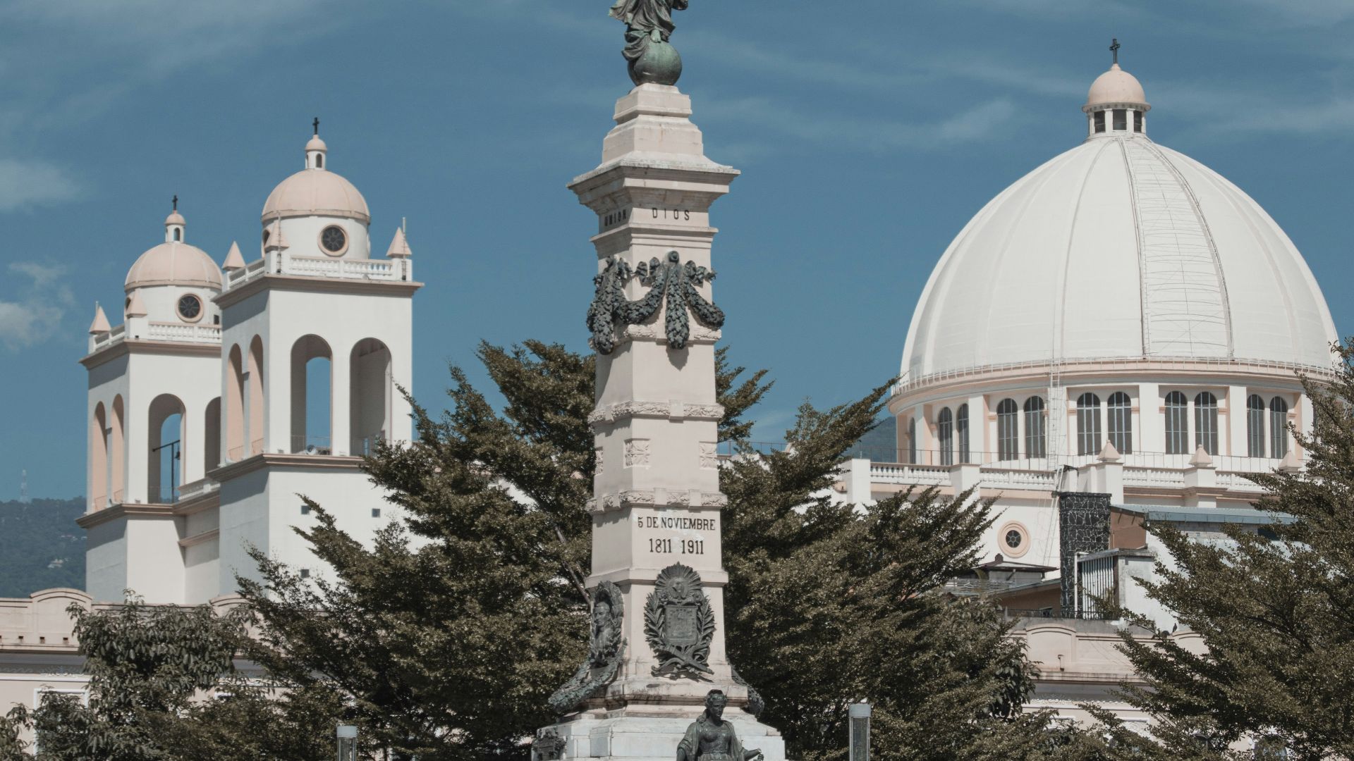 a statue in front of a building with a dome