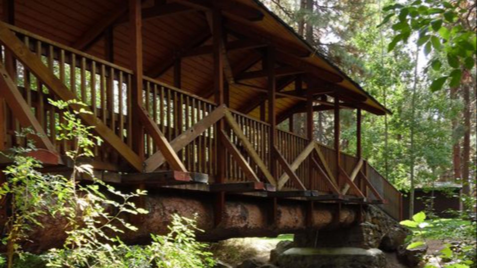 File:Creekside Park walking bridge, Sisters, Oregon.jpg
