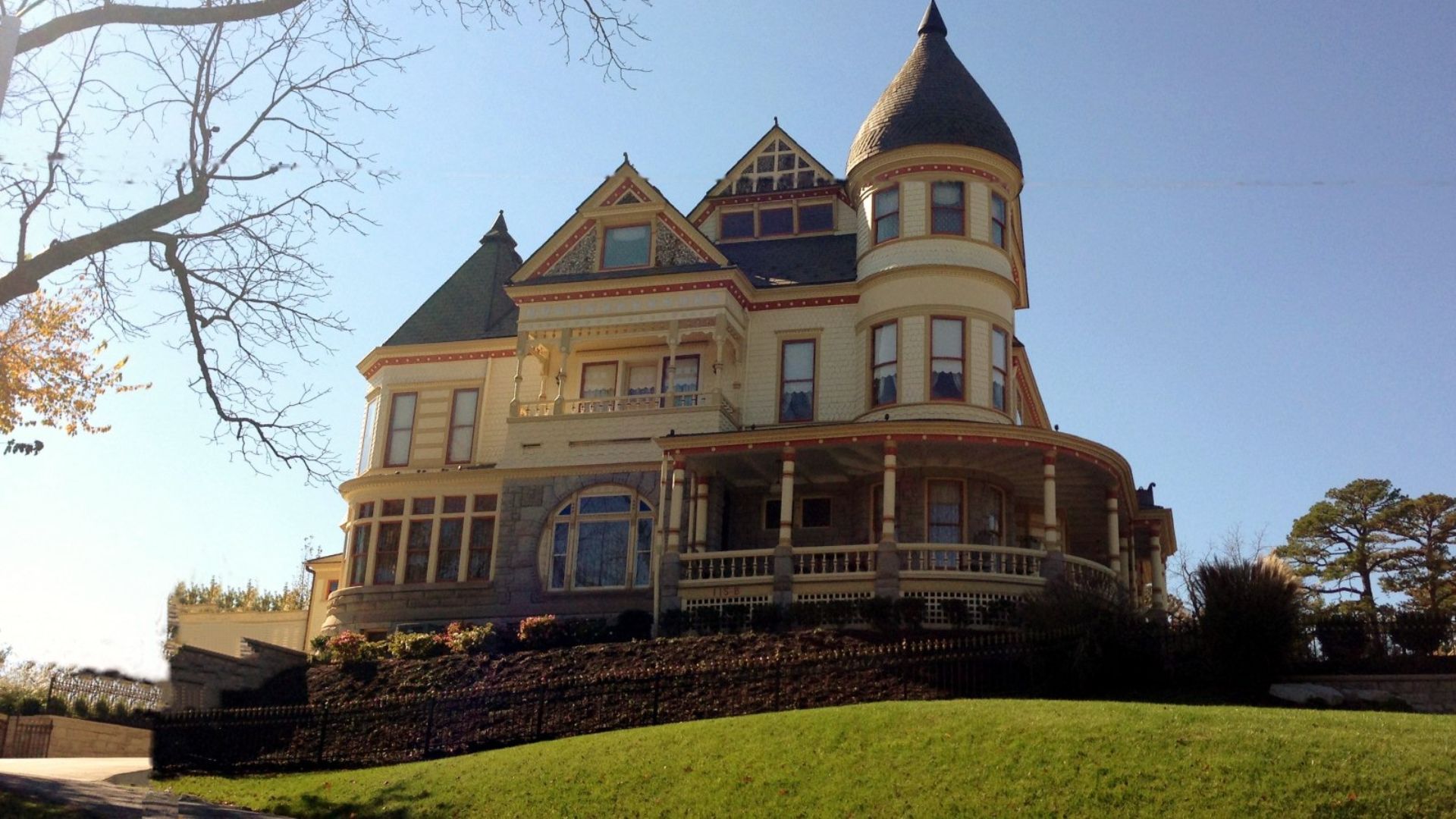 File:Eureka Springs AR Queen Anne Mansion.jpg