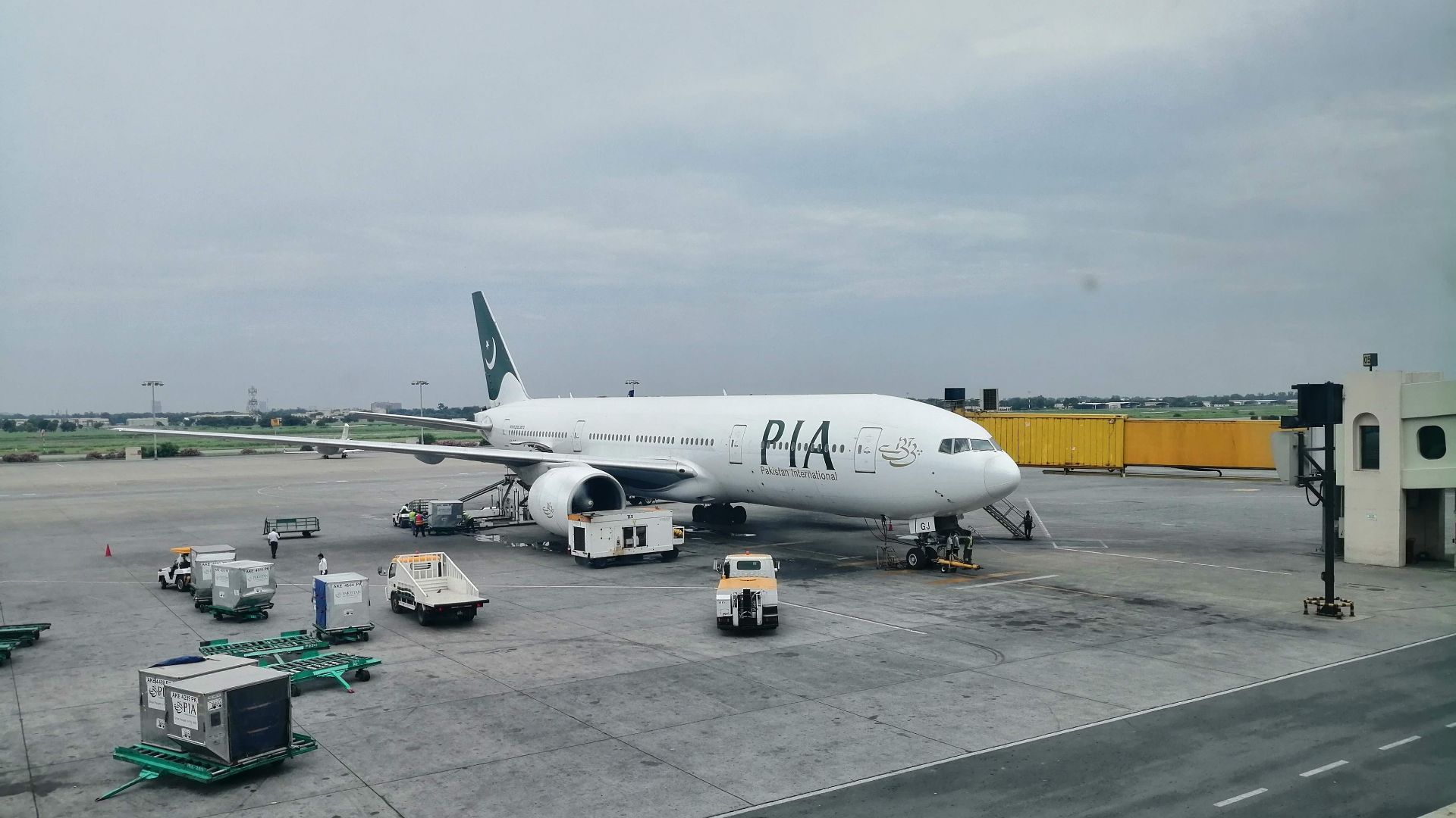 File:AP-BGJ, Boeing 777-200ER of Pakistan International Airlines at Allama Iqbal International Airport, 2019.jpg