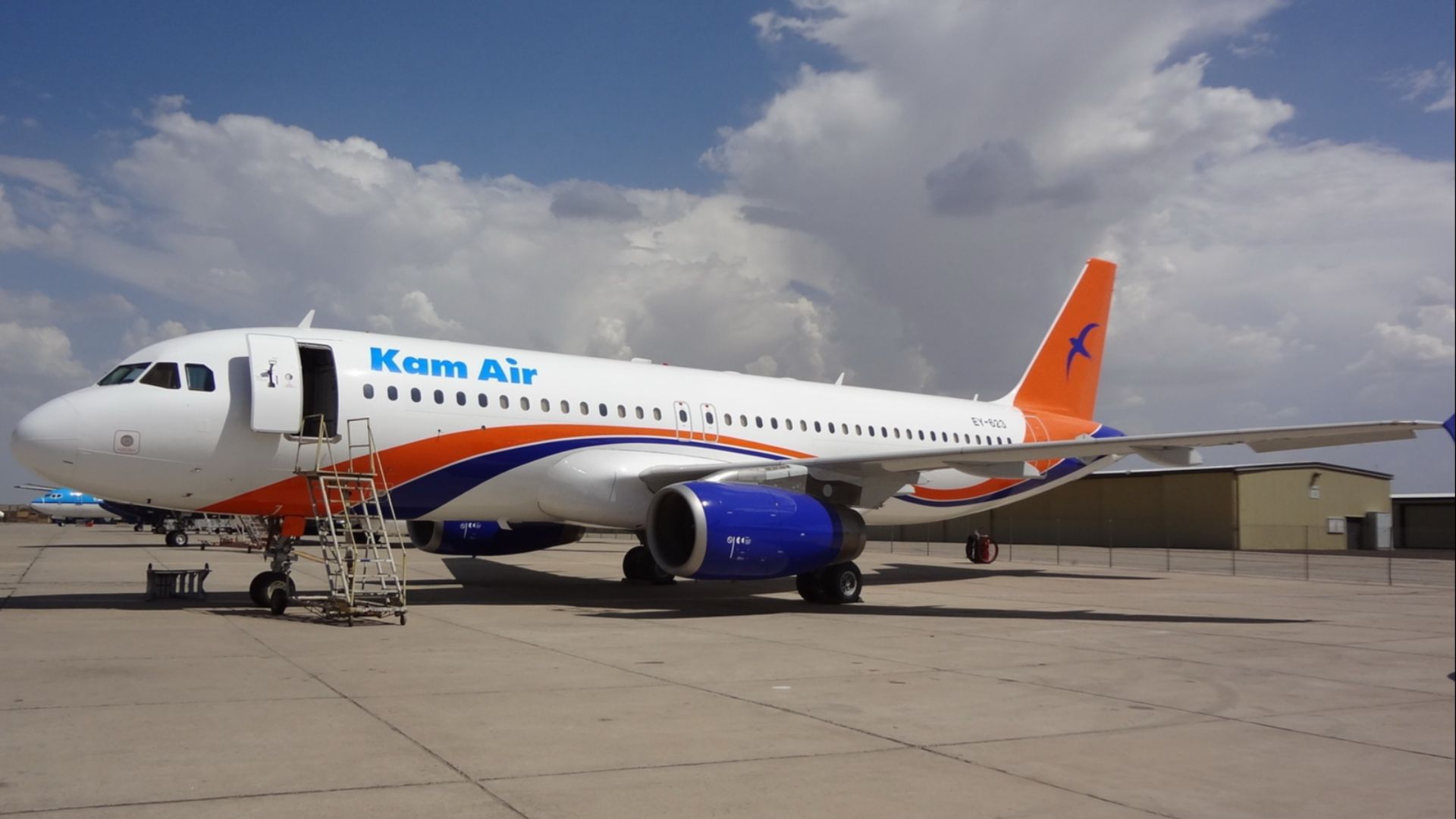 File:Kam Air Airbus A320 SDV-1.jpg