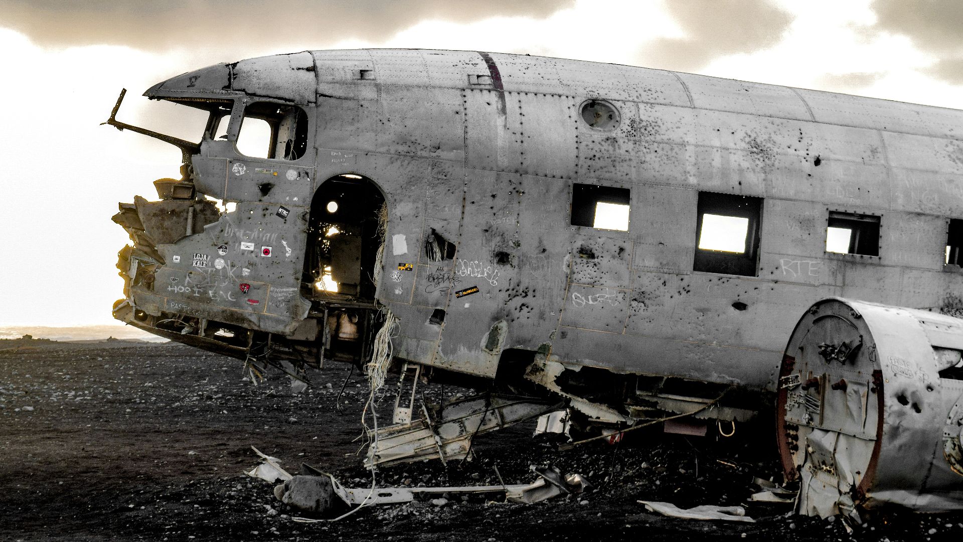 gray airplane digital wallpaper