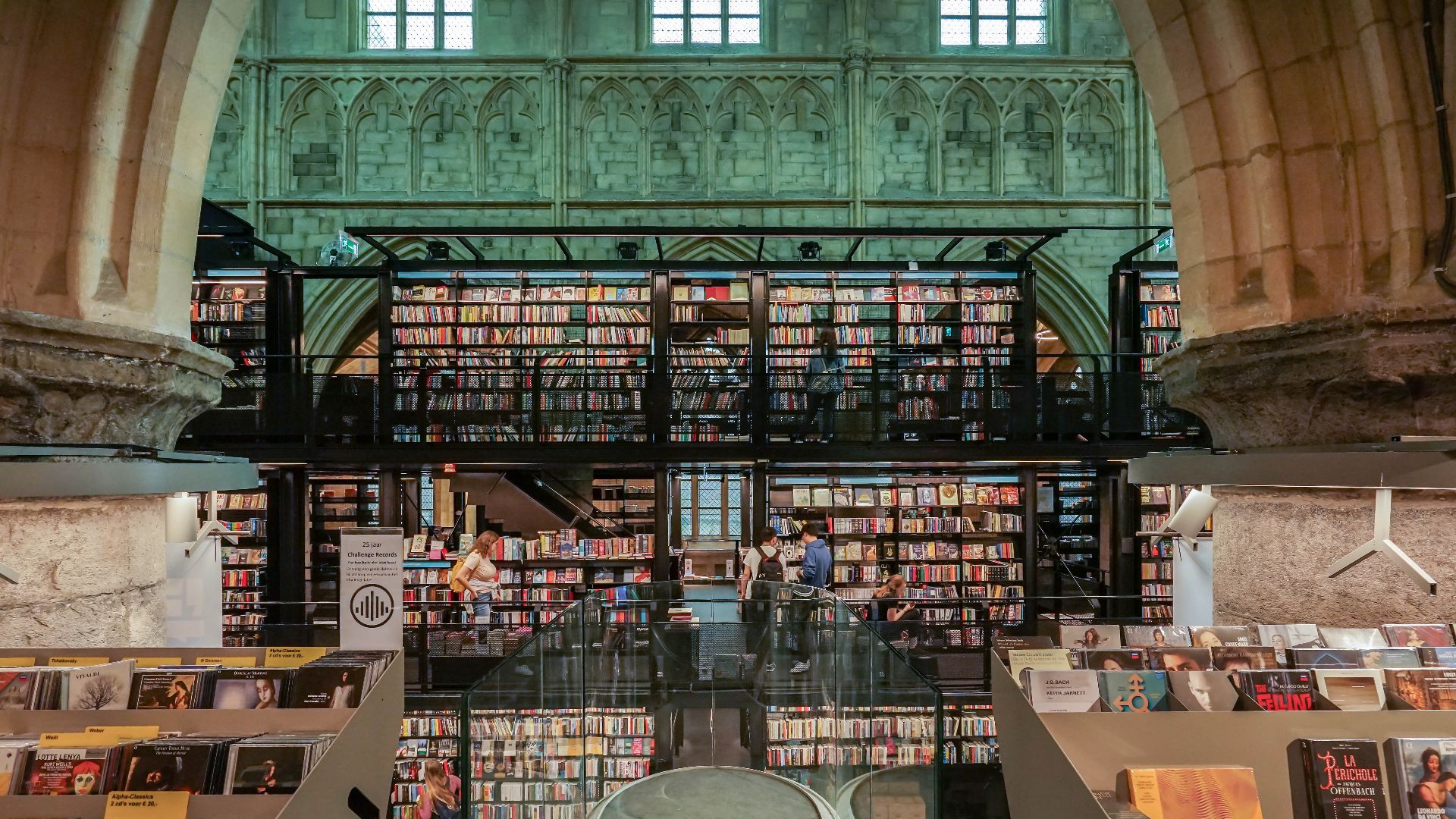 File:Buchhandlung in ehemaliger Dominikanerkirche, Maastricht, 08.2019, DSC04100a.jpg