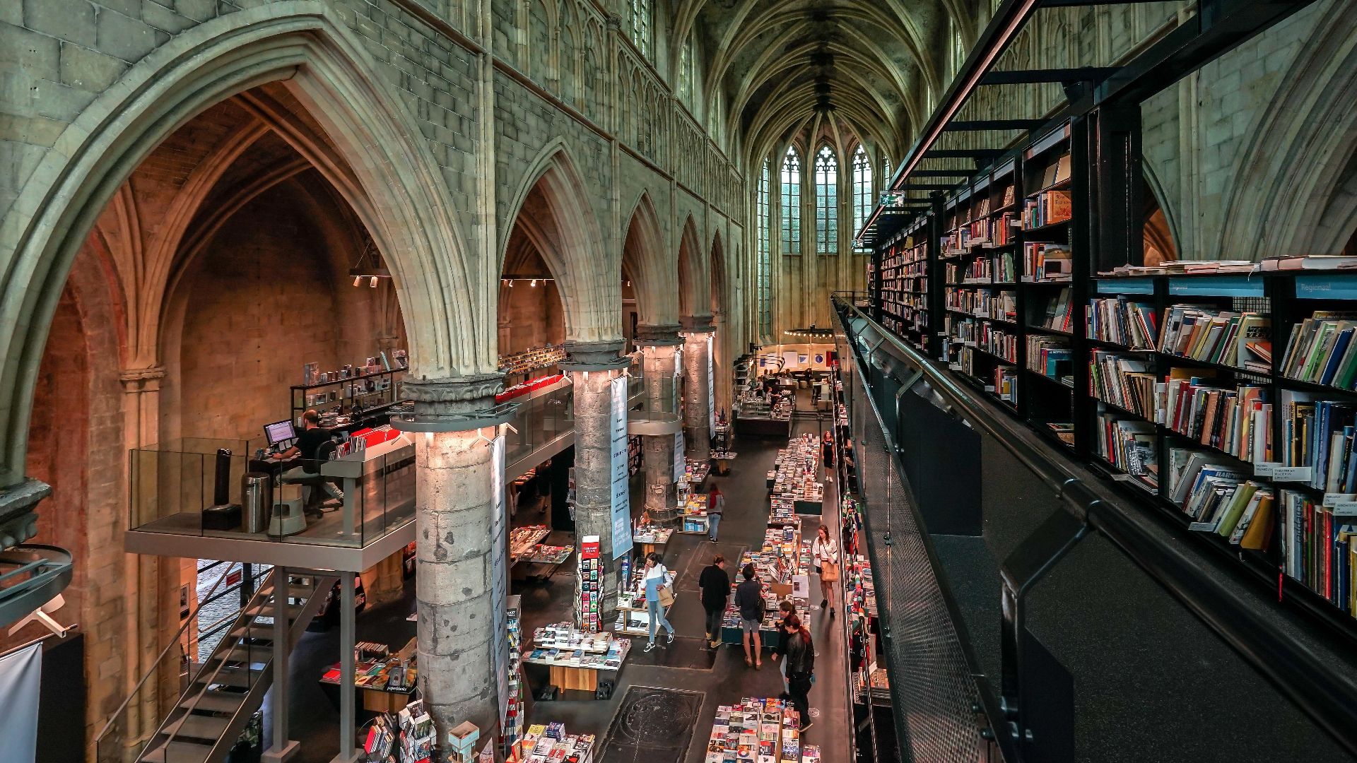 File:Buchhandlung in ehemaliger Dominikanerkirche, Maastricht, 08.2019, DSC04093a.jpg