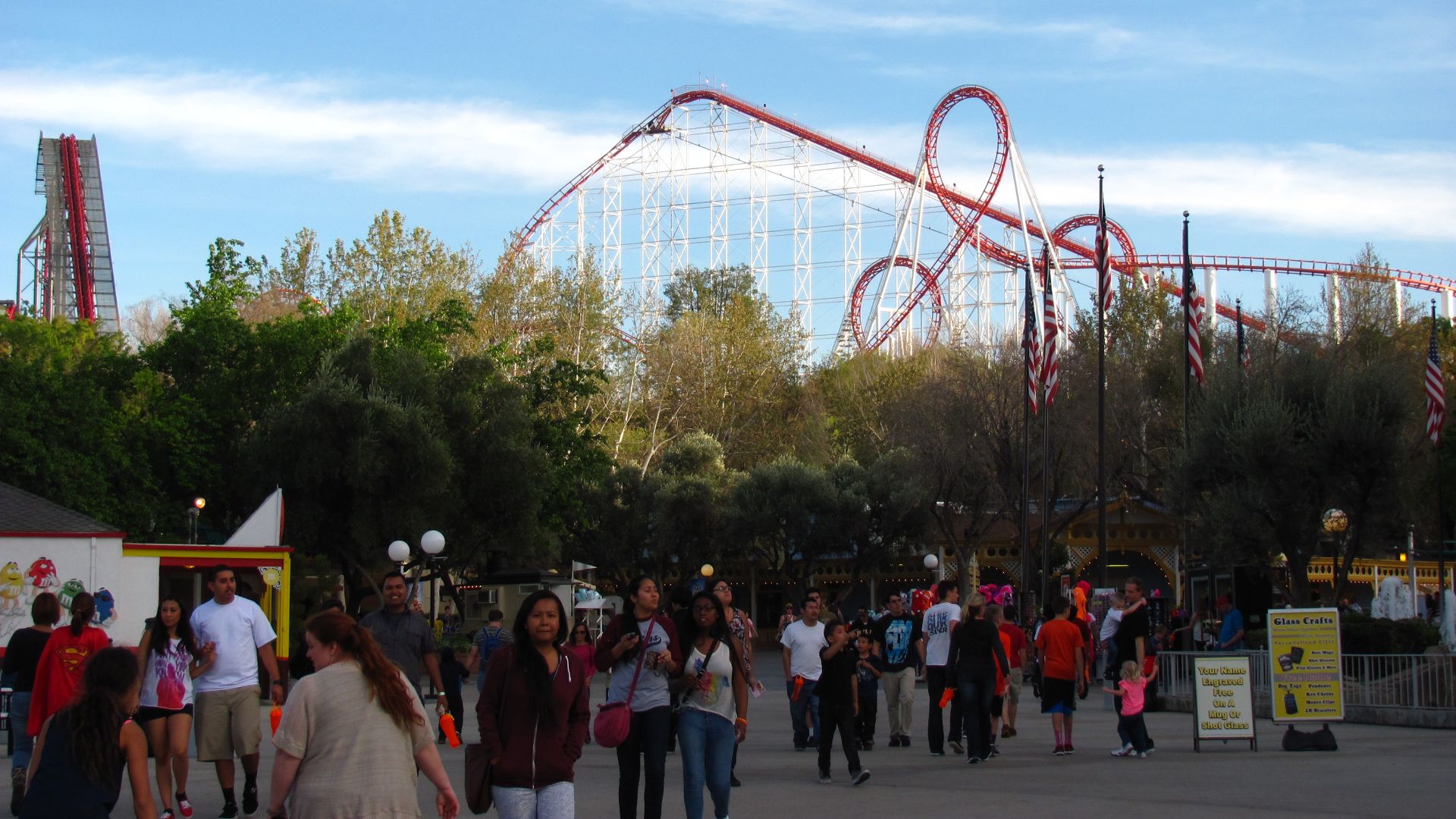 File:Viper at Six Flags Magic Mountain (13208158603).jpg