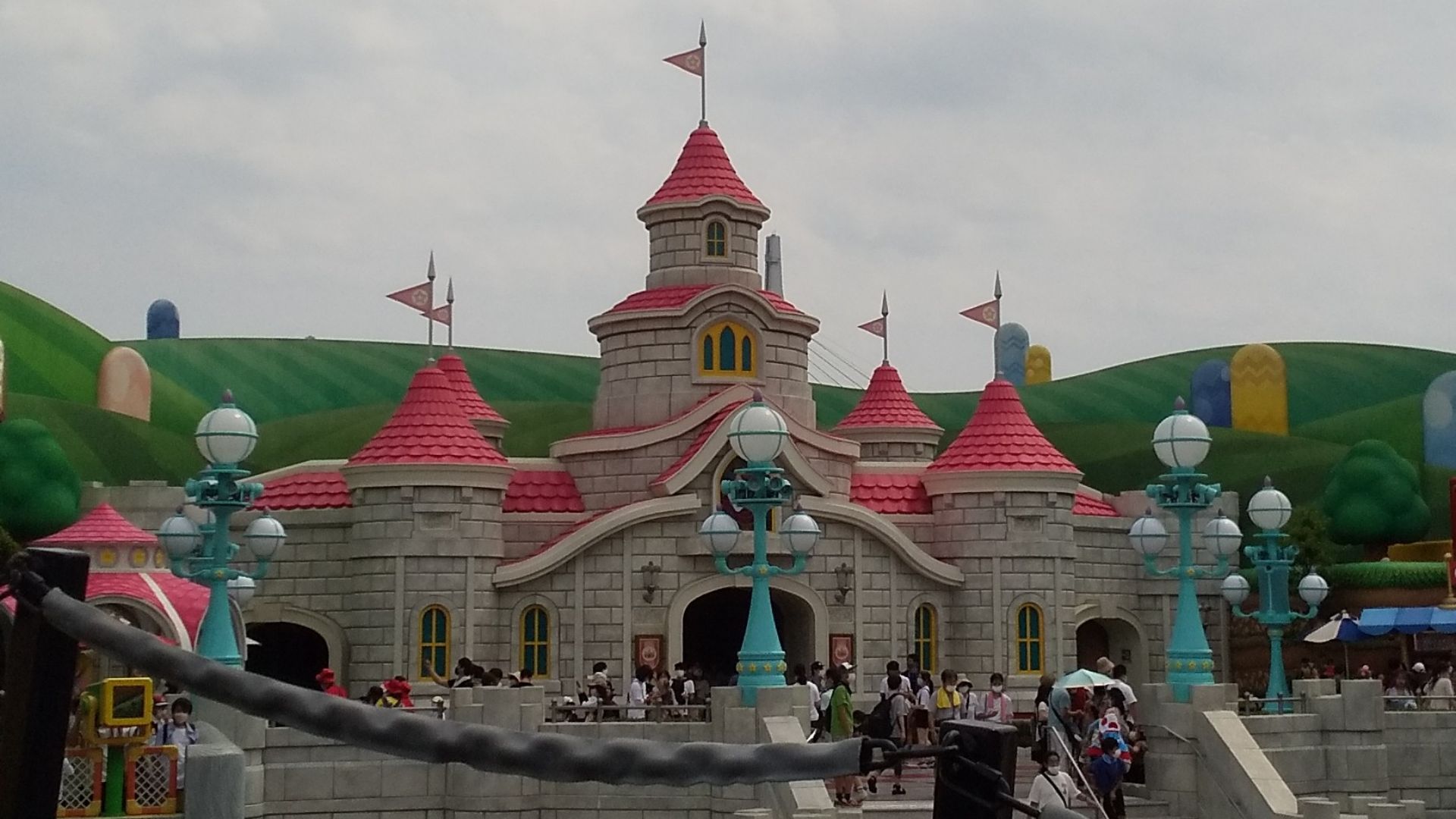 File:Peach'sCastle at Universal Studios Japan 20220814.jpg