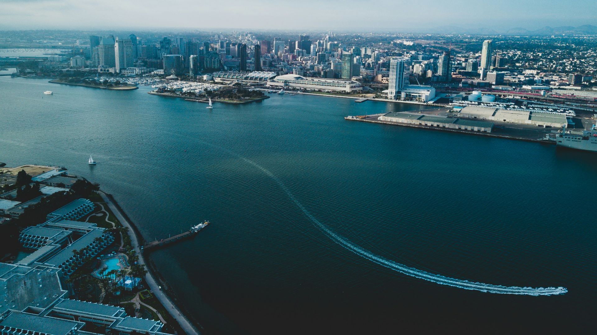 photography of boat in body of water