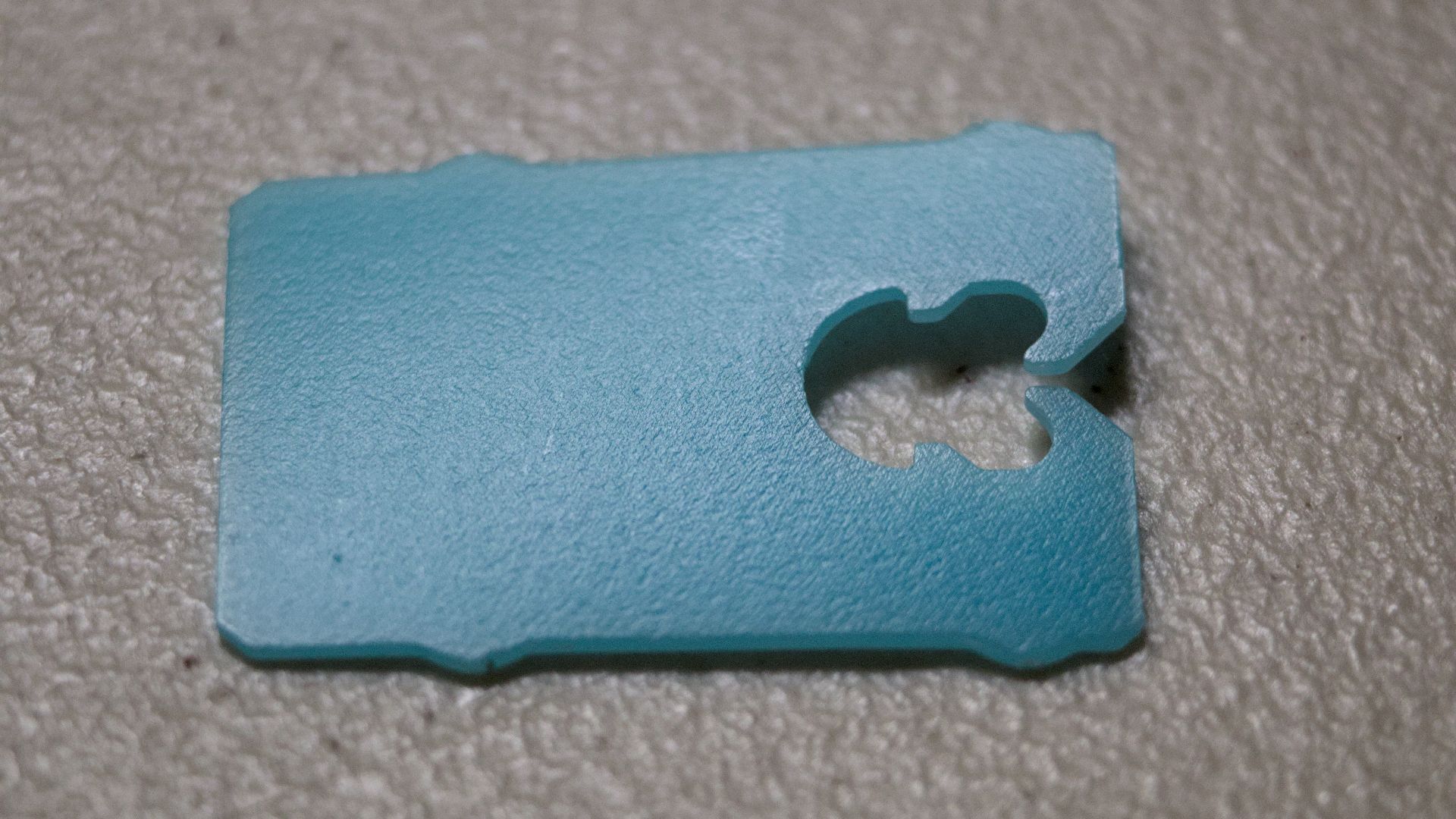 File:Rectangular blue bread clip macro.jpg