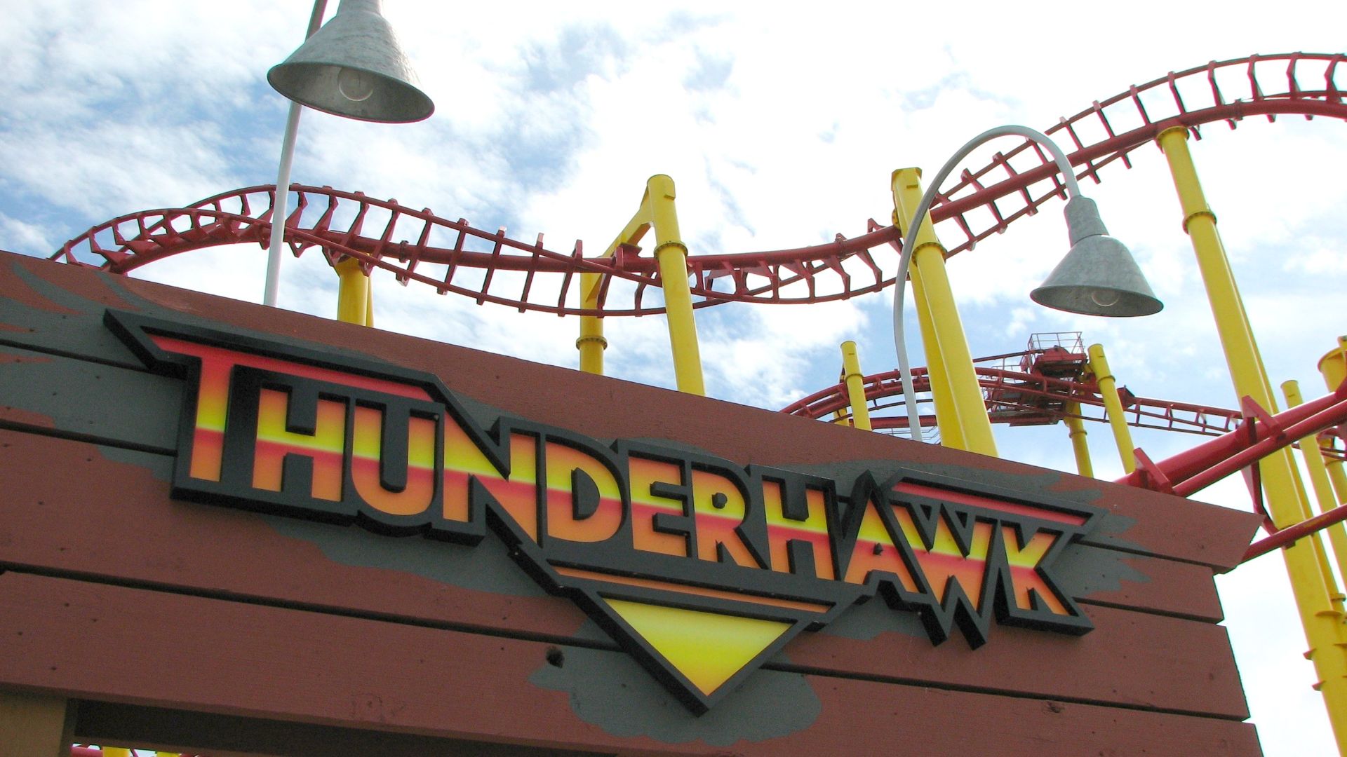 File:Michigan's Adventure Thunderhawk entrance sign (3651590756).jpg
