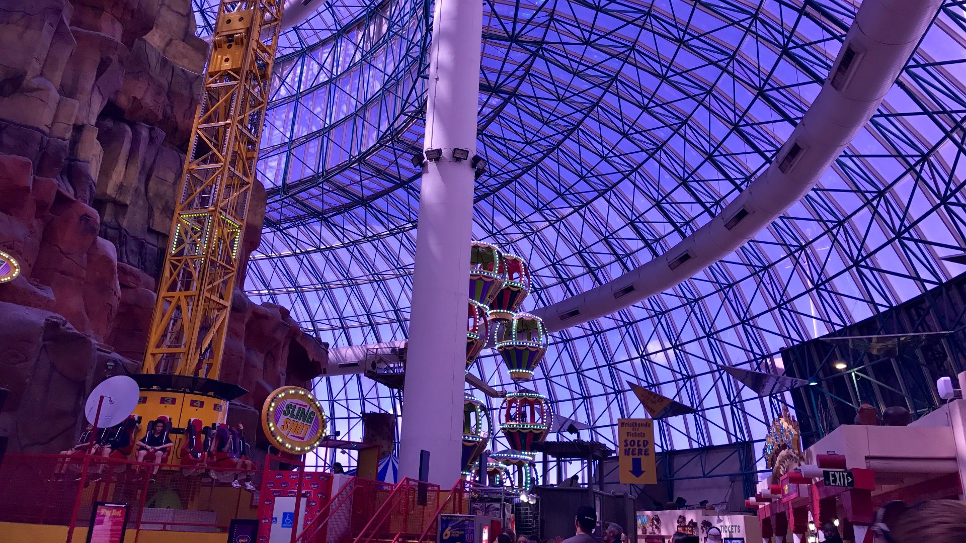 File:Adventuredome interior (April 2017).jpg