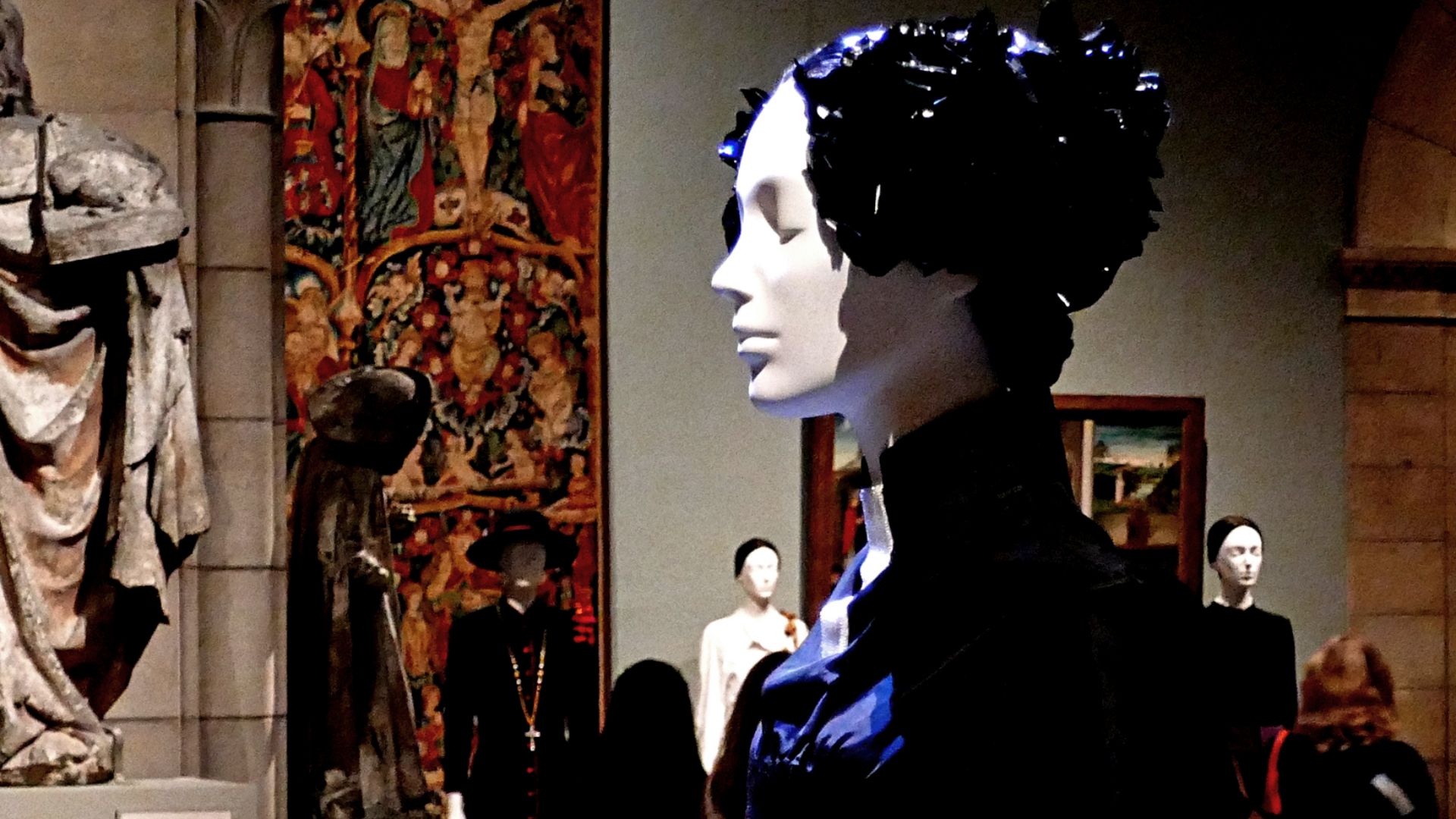 File:Alexander McQueen Dress at The Metropolitan Museum of Art.jpg