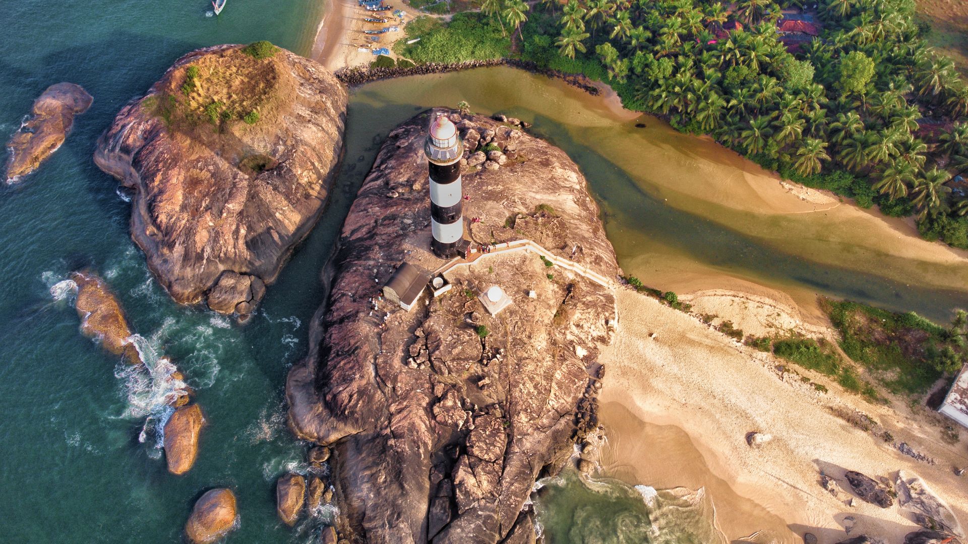 File:Kapu Beach Lighthouse .jpg