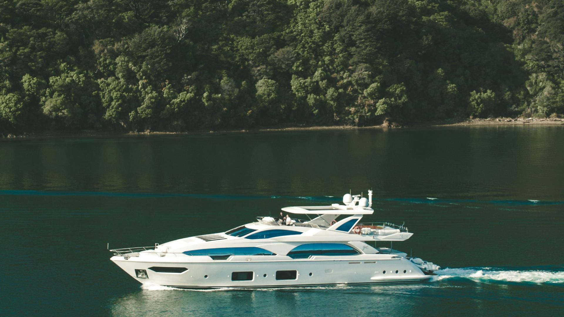 birds eye photography of yacht on body of water