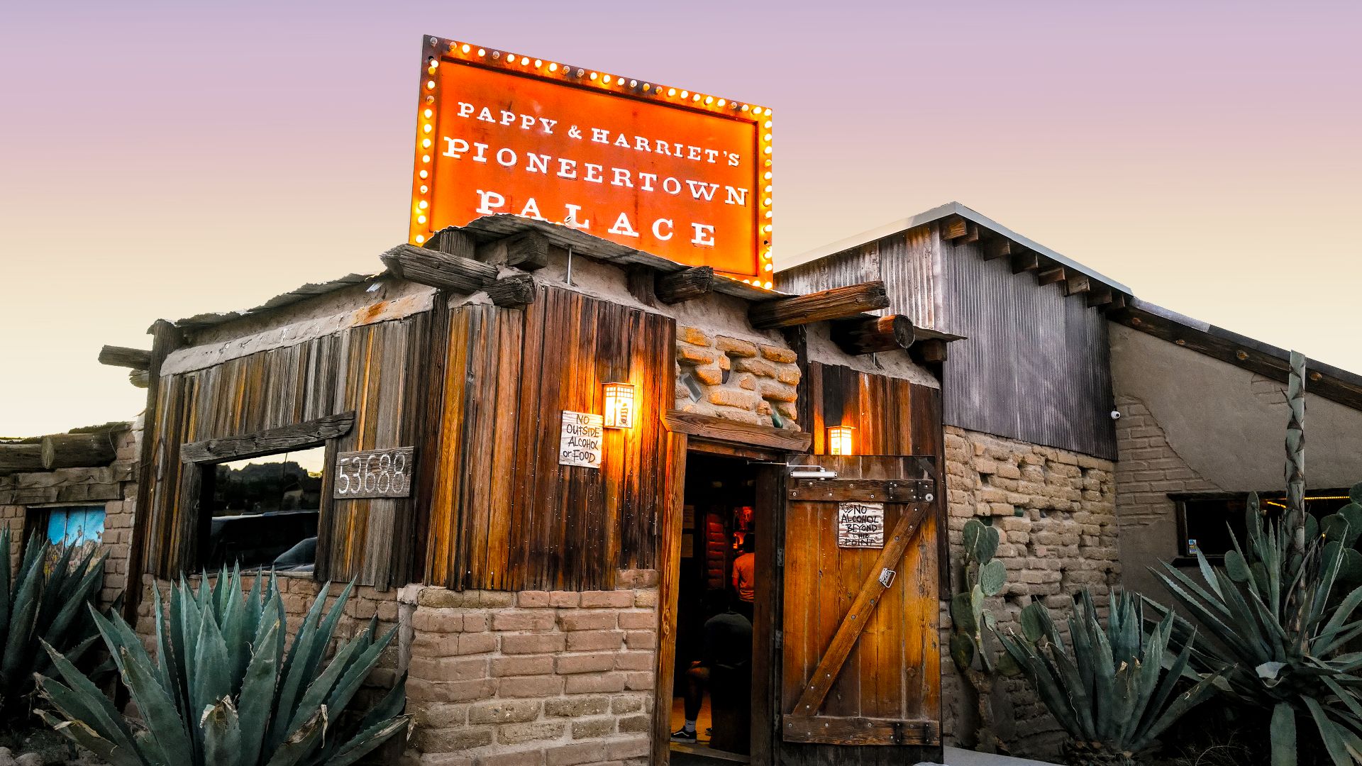 File:Pappy and Harriets Exterior.jpg