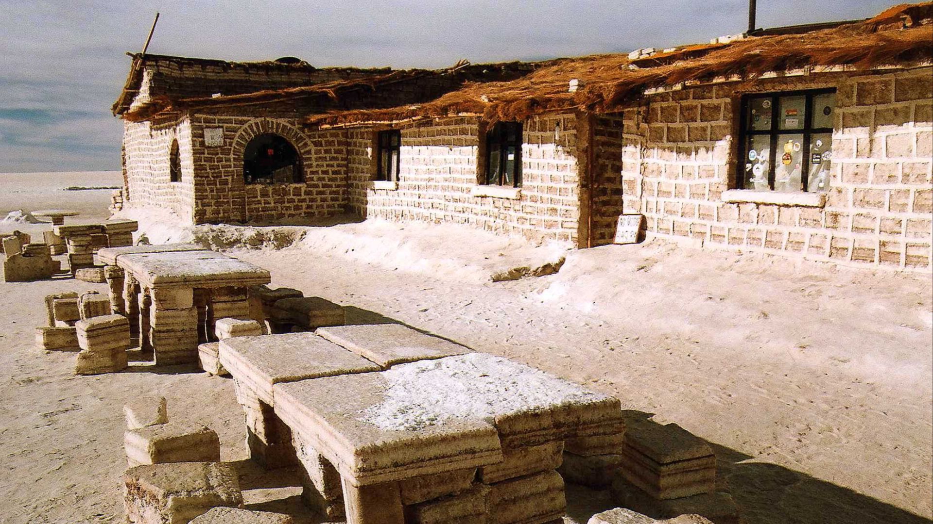 File:Hotel de sal, corazón del Salar de Uyuni, Bolivia - panoramio.jpg