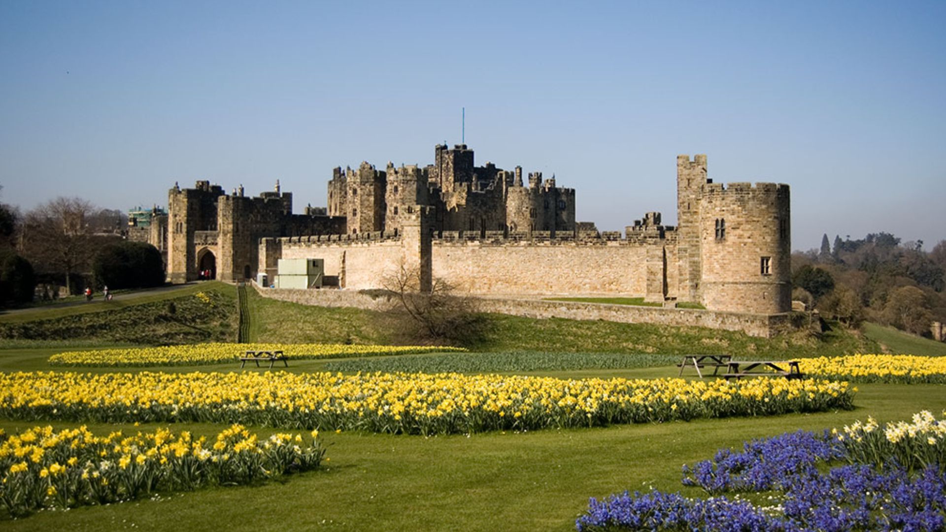 File:Alnwick Castle 02.jpg