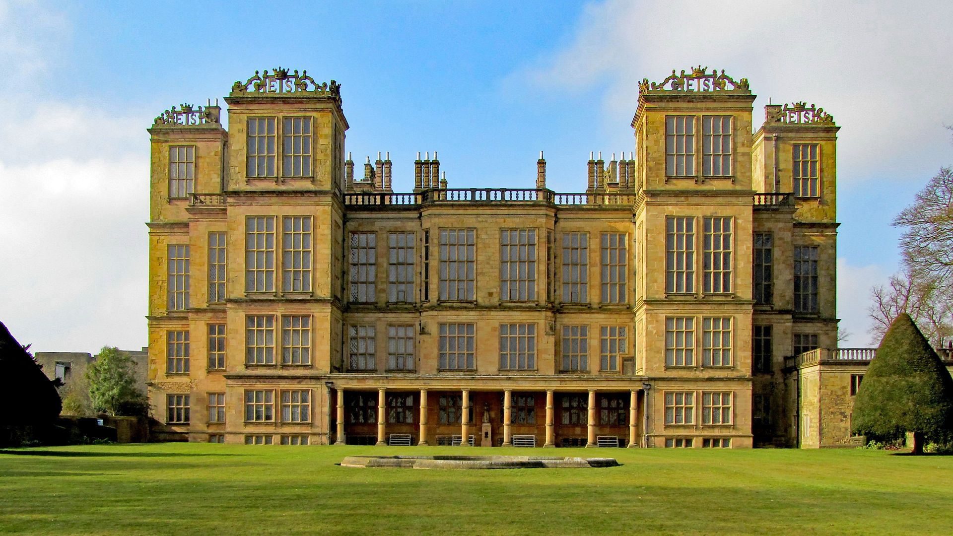 File:Hardwick Hall - geograph.org.uk - 3339472.jpg