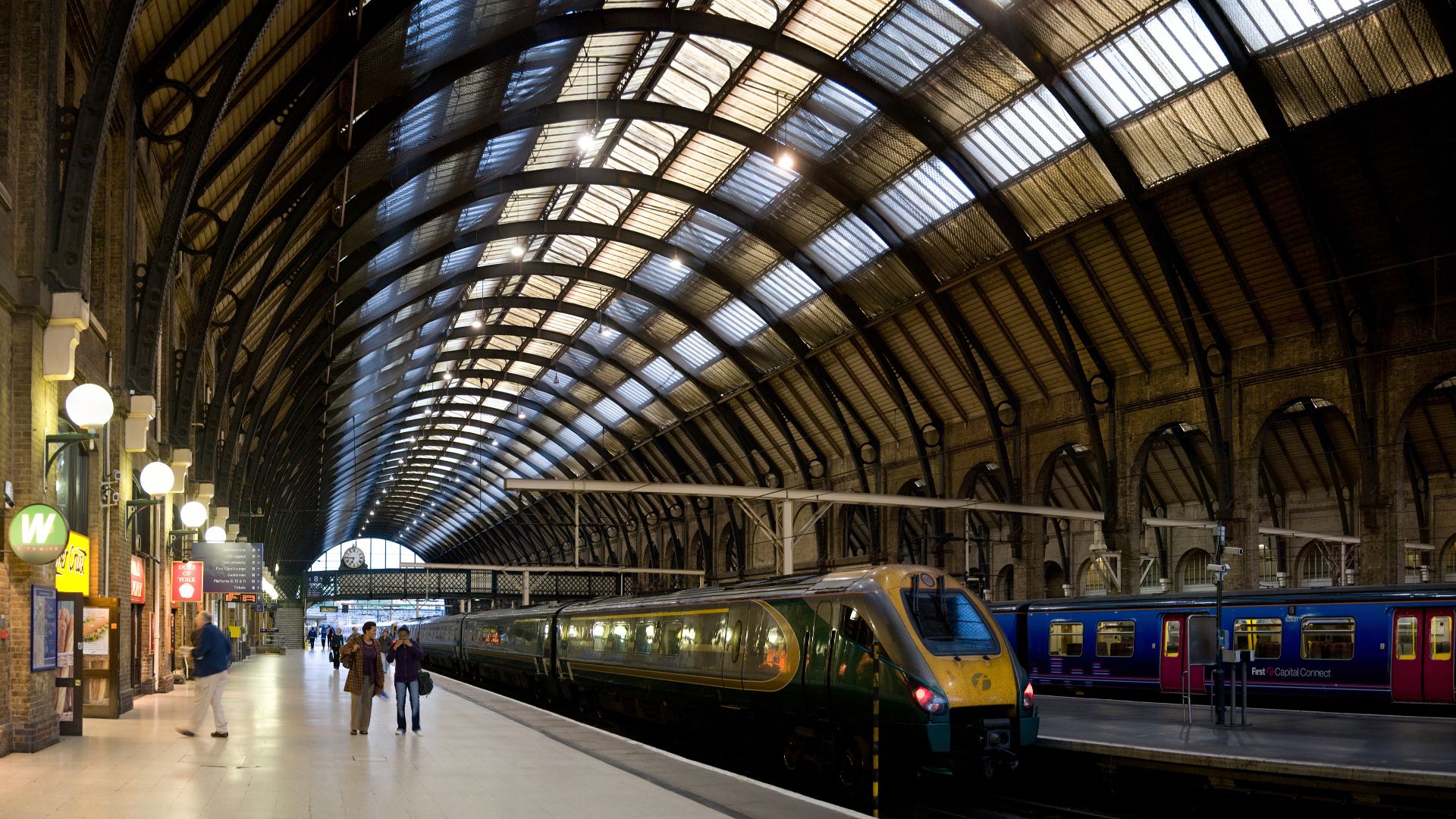 File:Kings Cross Station Platforms, London - Sept 2007.jpg