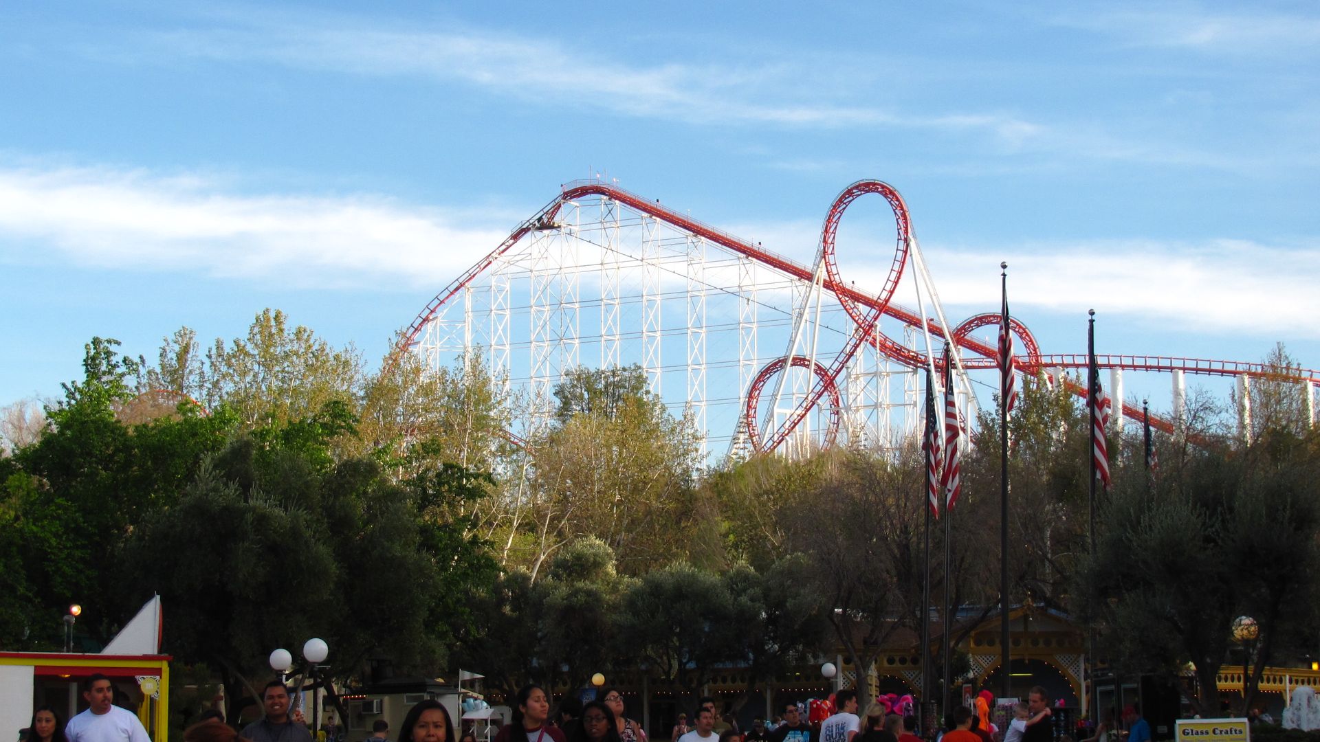 File:Viper at Six Flags Magic Mountain (13208158603).jpg
